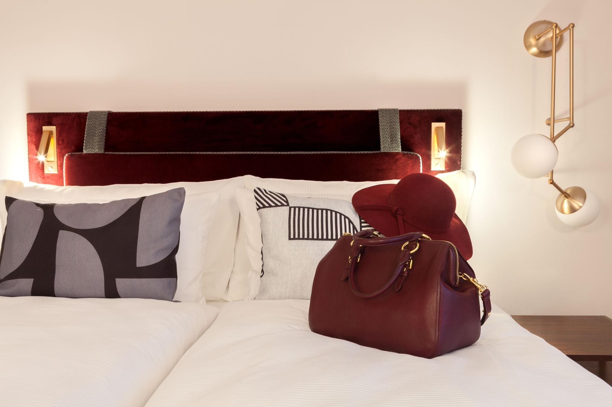 Double Classic Queen Bed