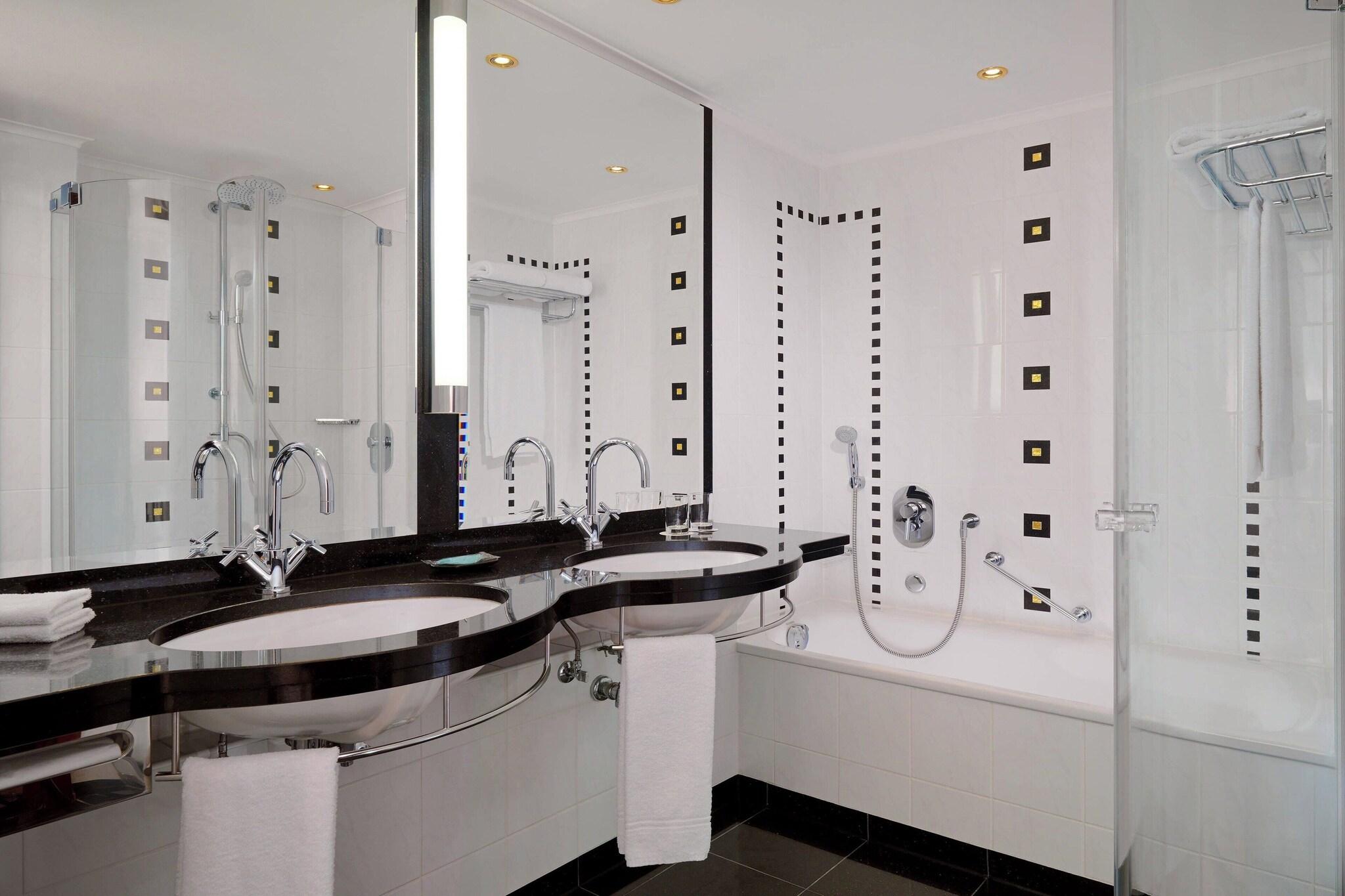 Double Deluxe Queen Bed