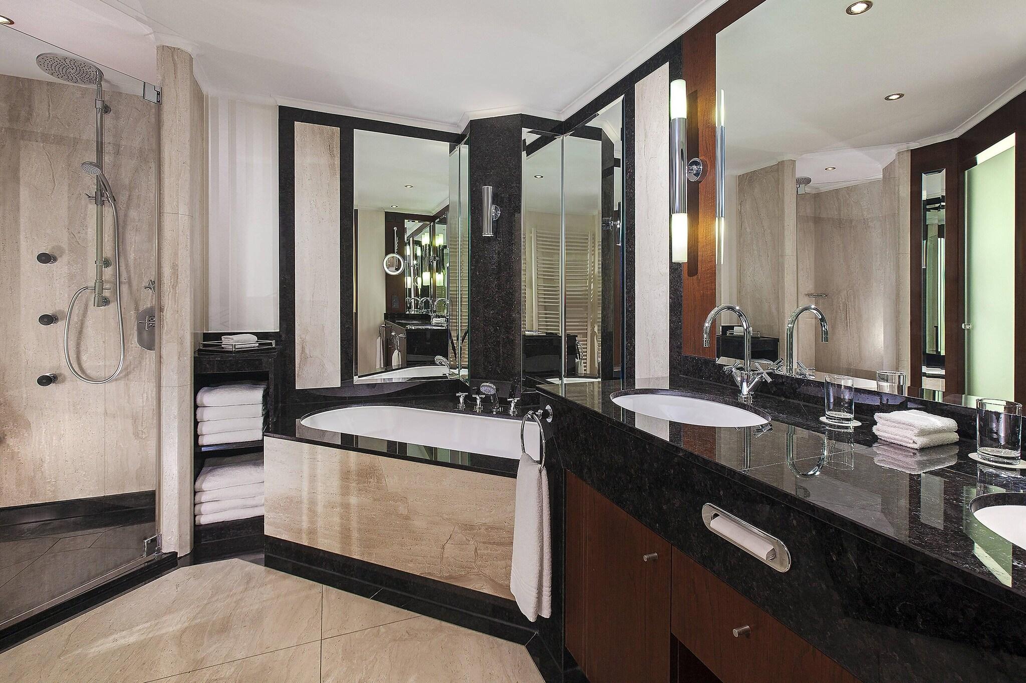 Suite Deluxe King Bed