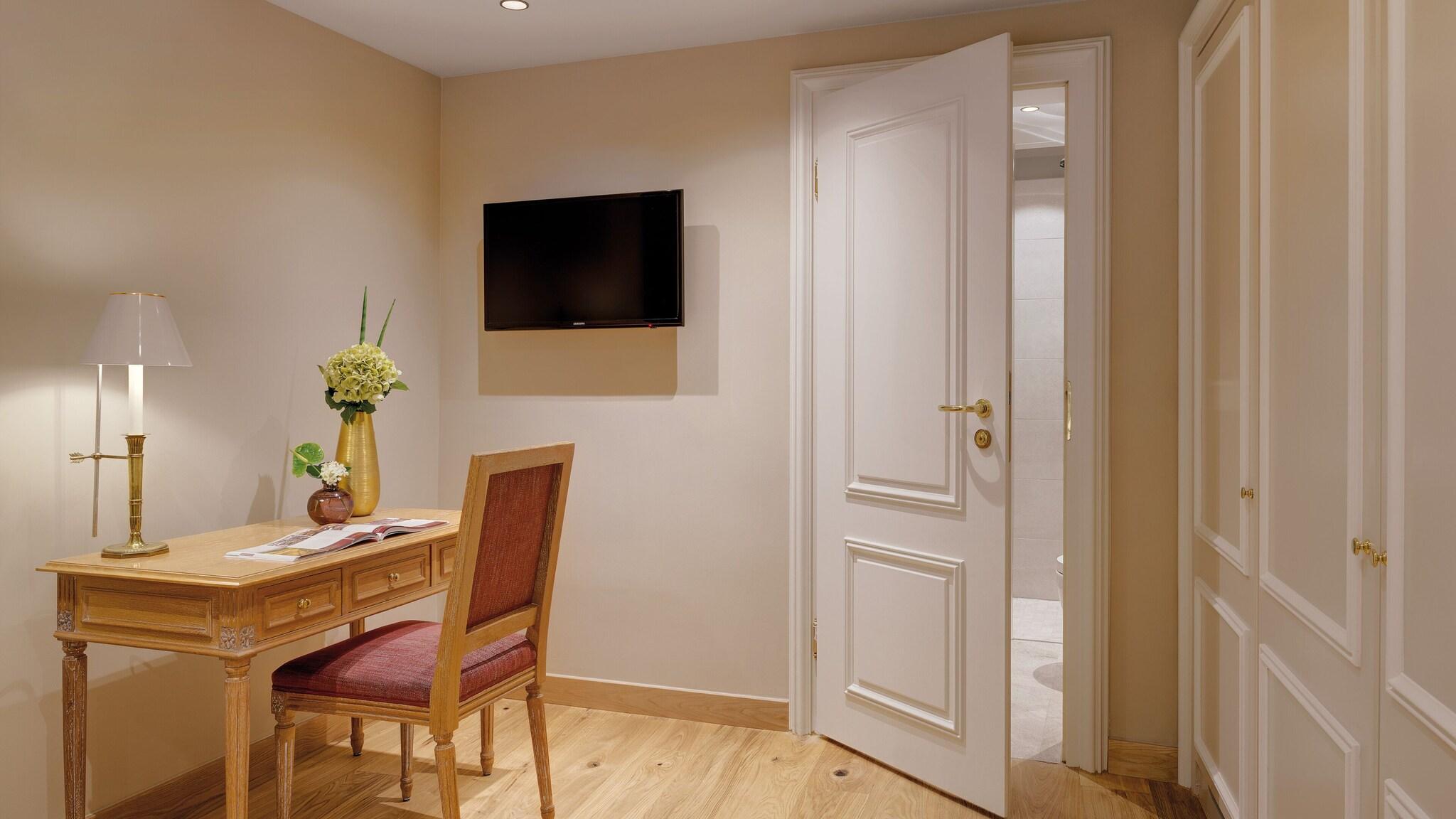 Single Deluxe Queen Bed