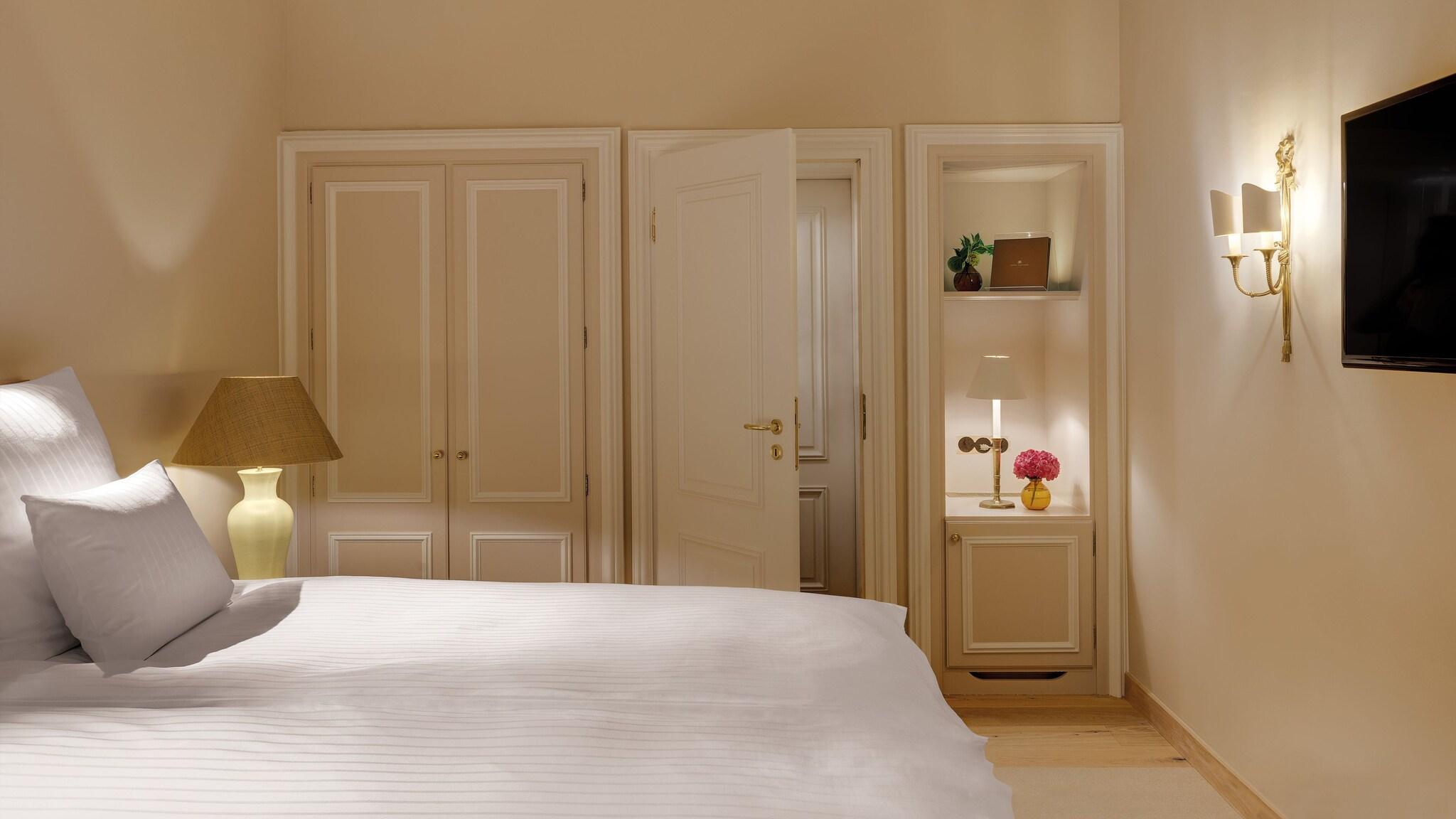 Single Deluxe Queen Bed