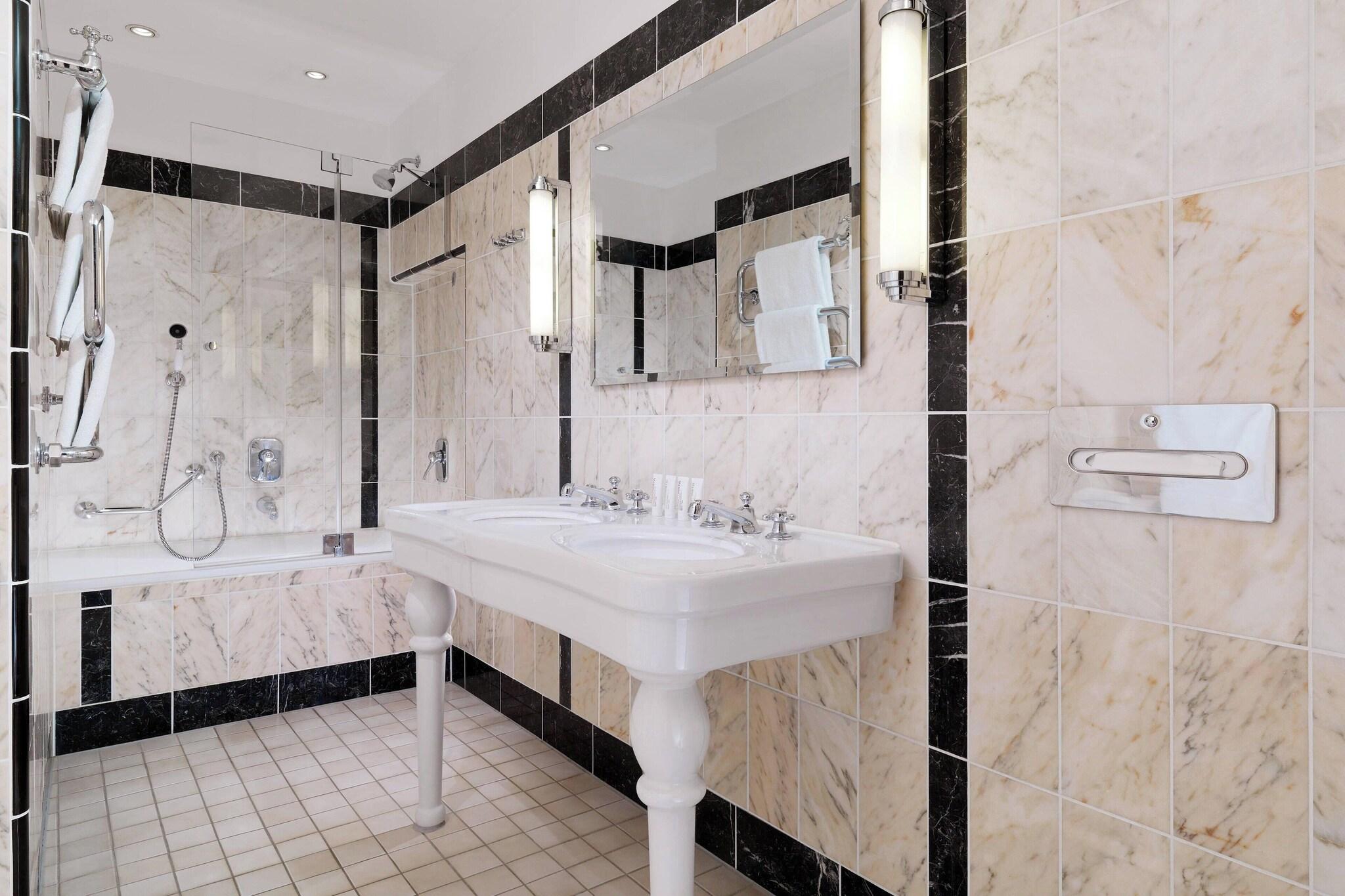 Double Deluxe King Bed