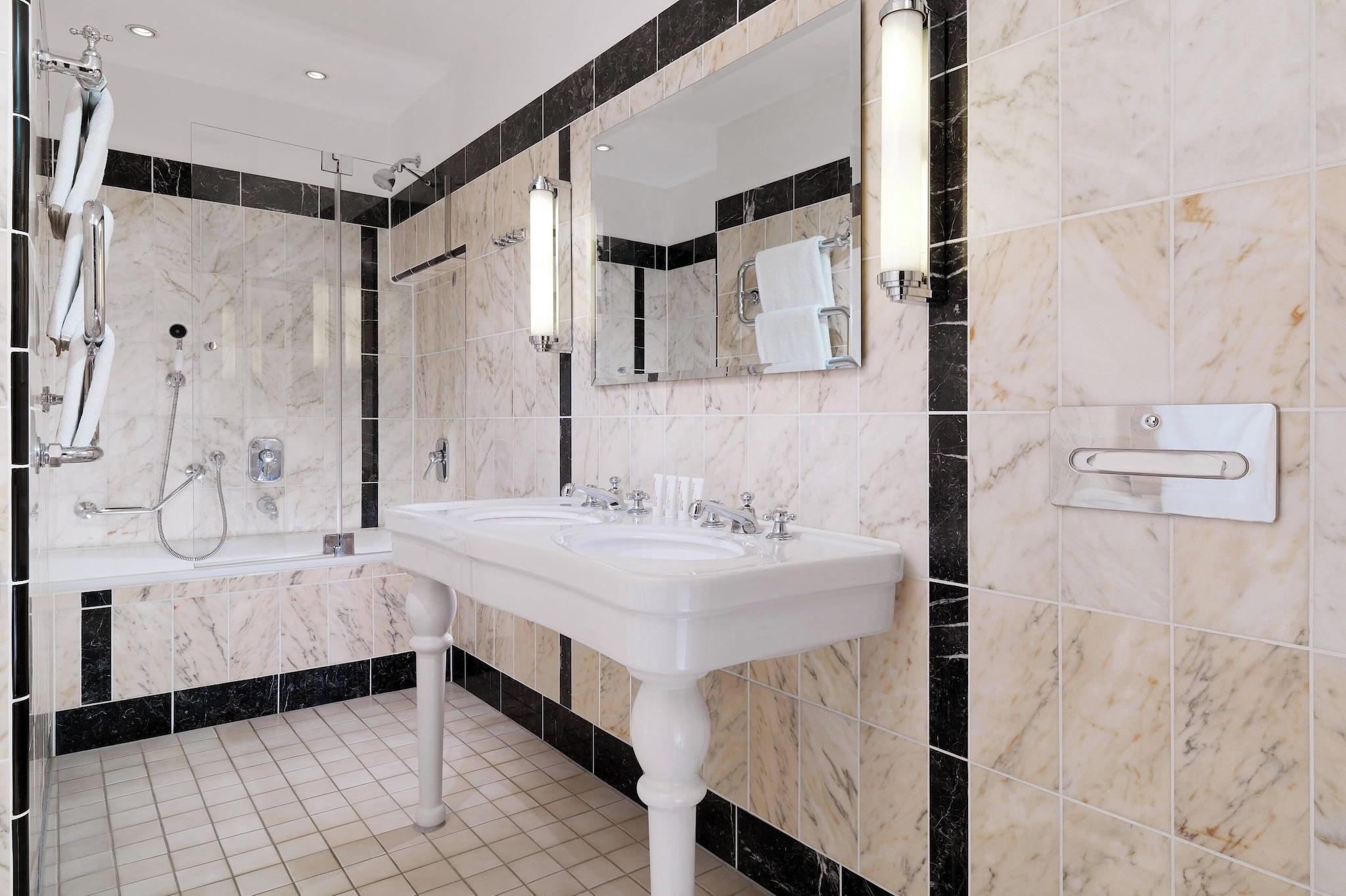 Junior Suite King Size Bed