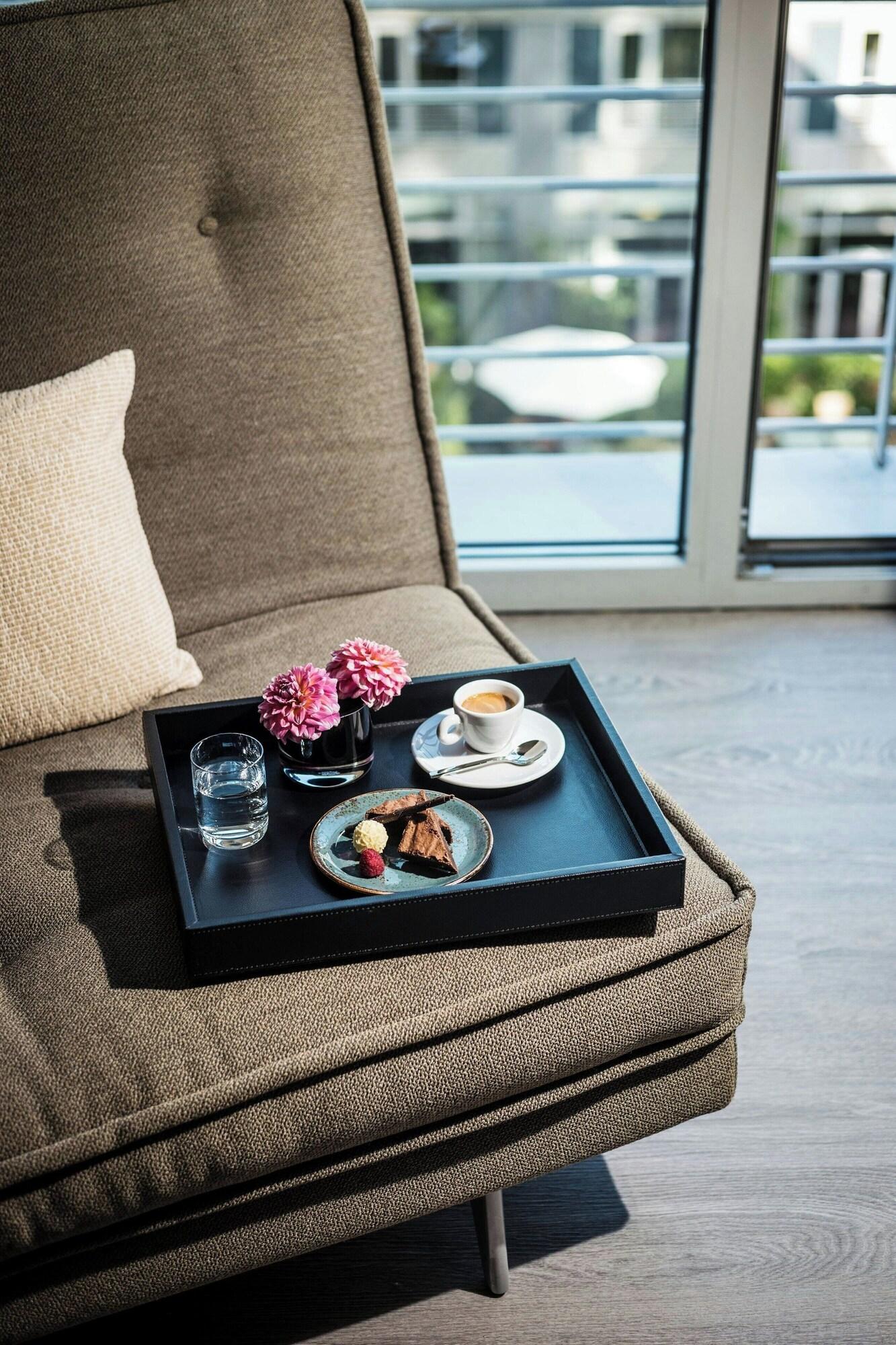 Junior Suite Garden View King Bed