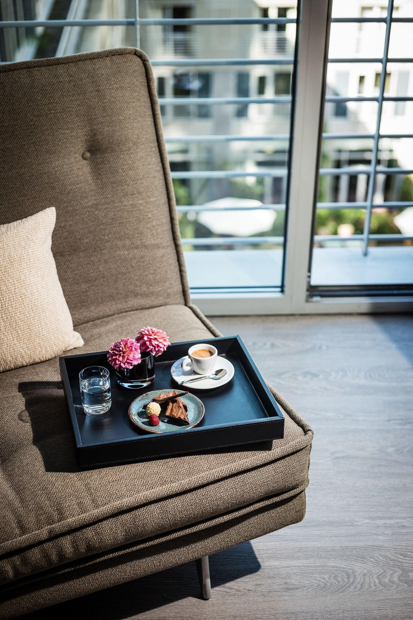 Junior Suite Garden View King Bed