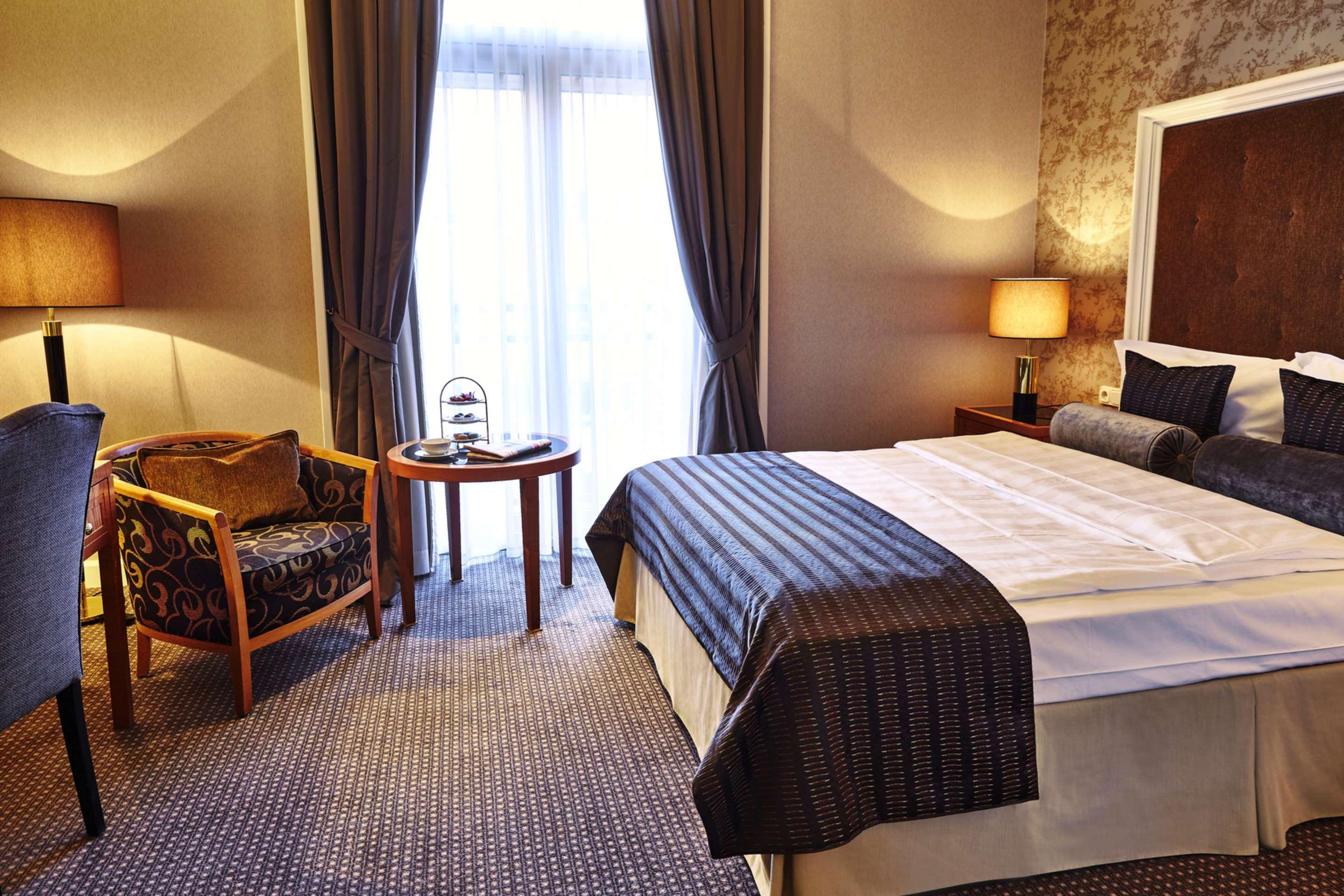 Single Superior Queen Bed