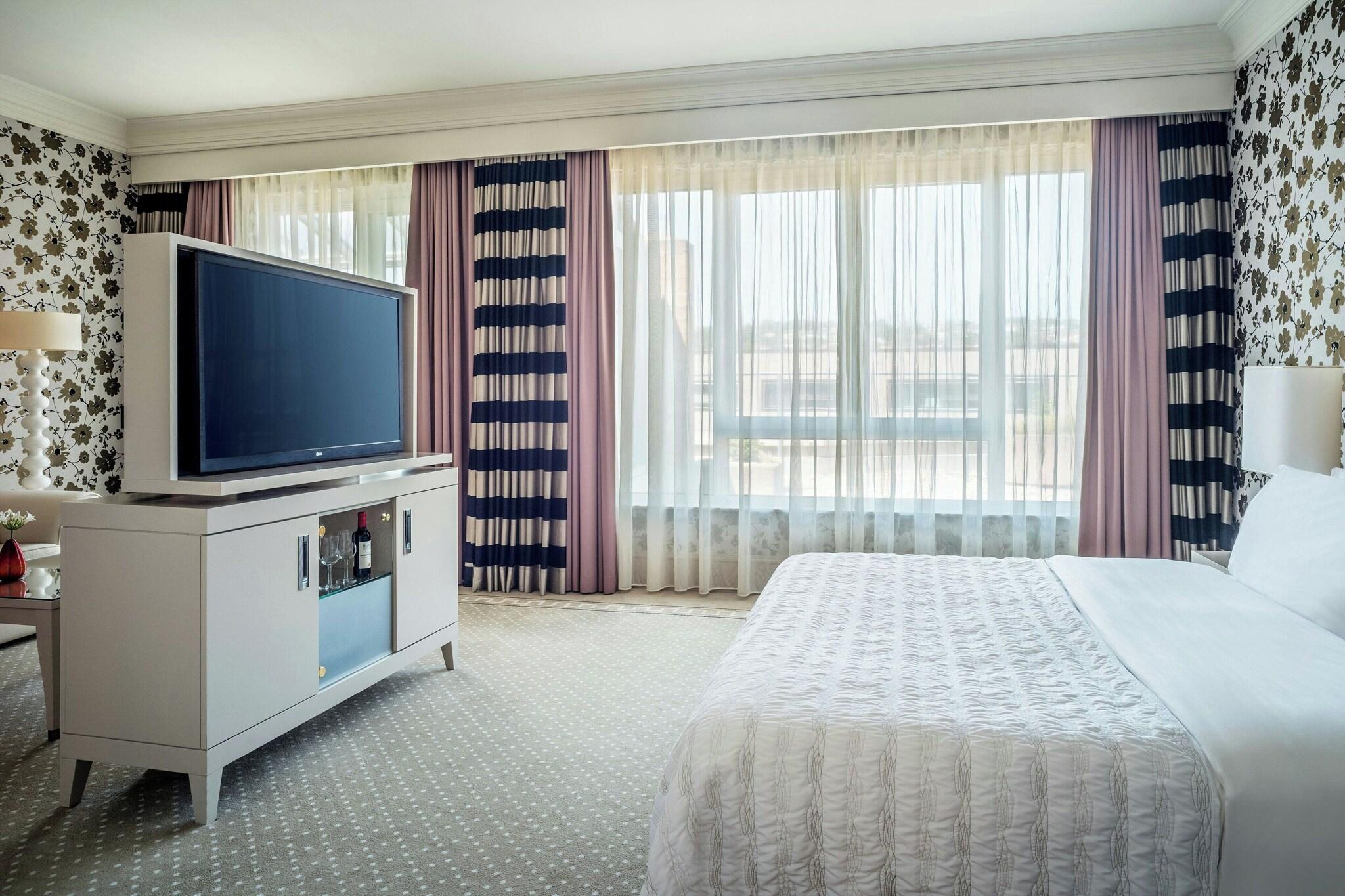 Suite City View King Bed