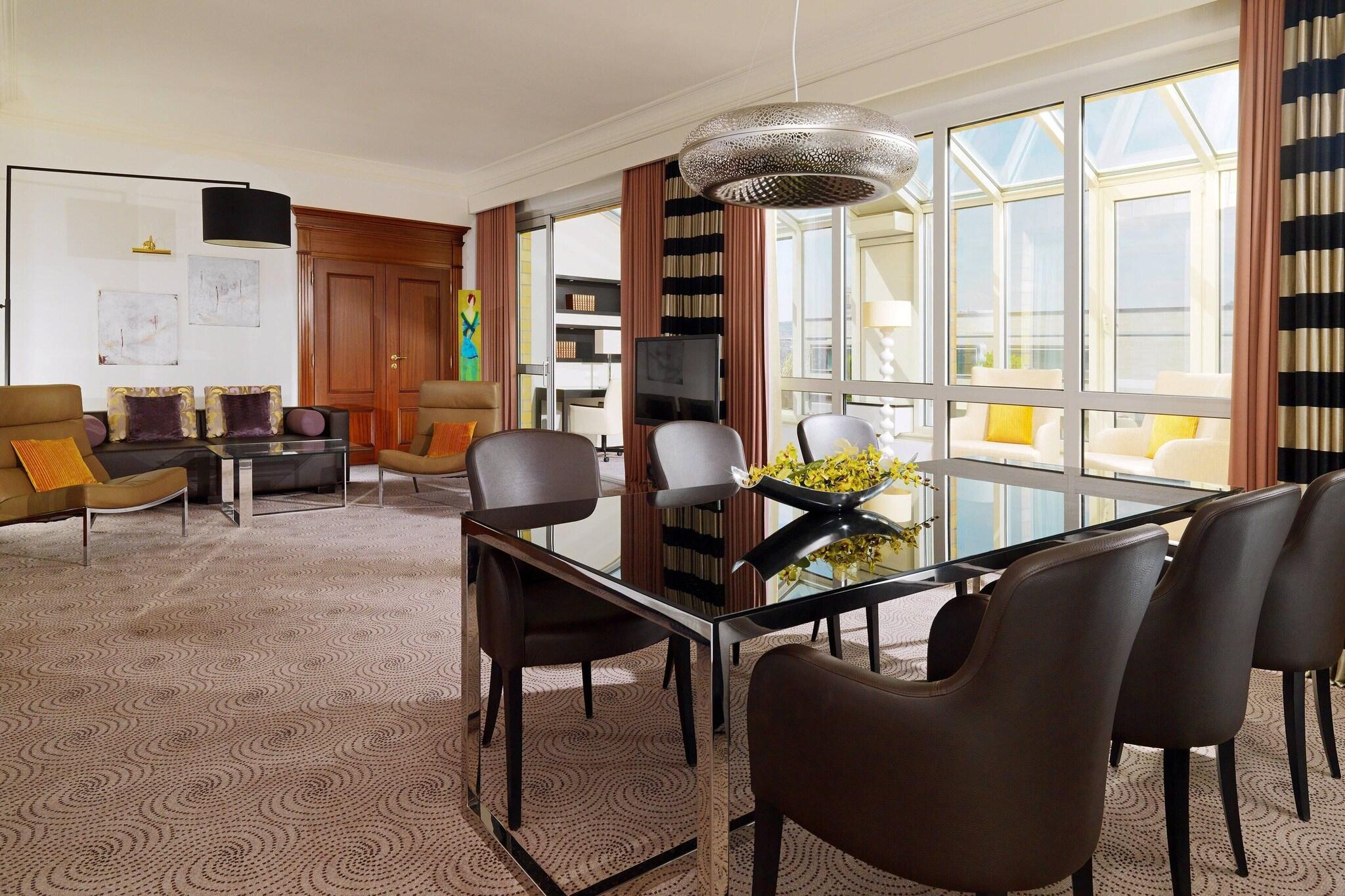 Suite City View King Bed