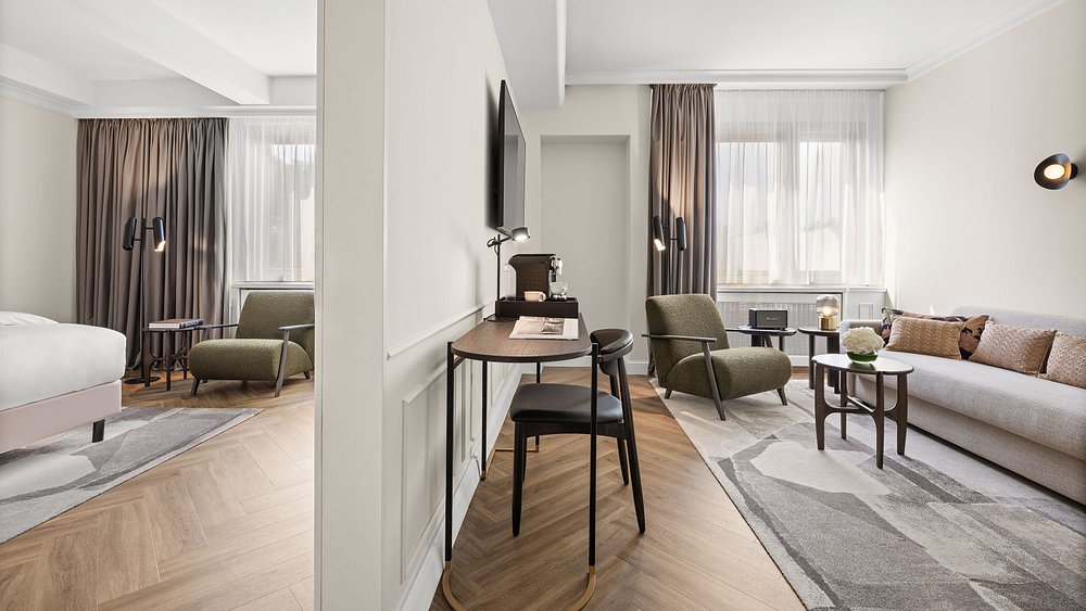 Suite Accessible King Size Bed