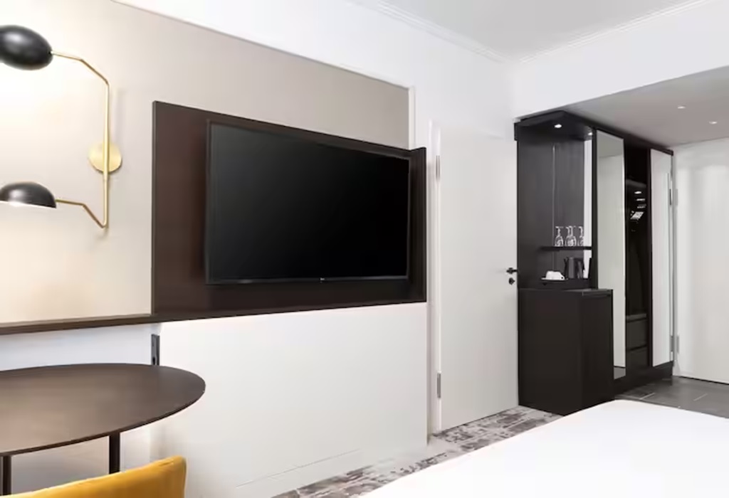 Double Guest Room Queen Bed