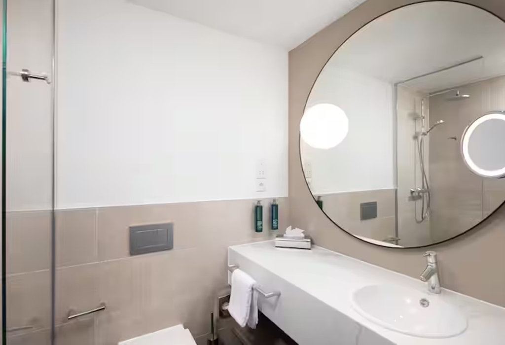 Double Guest Room Queen Bed