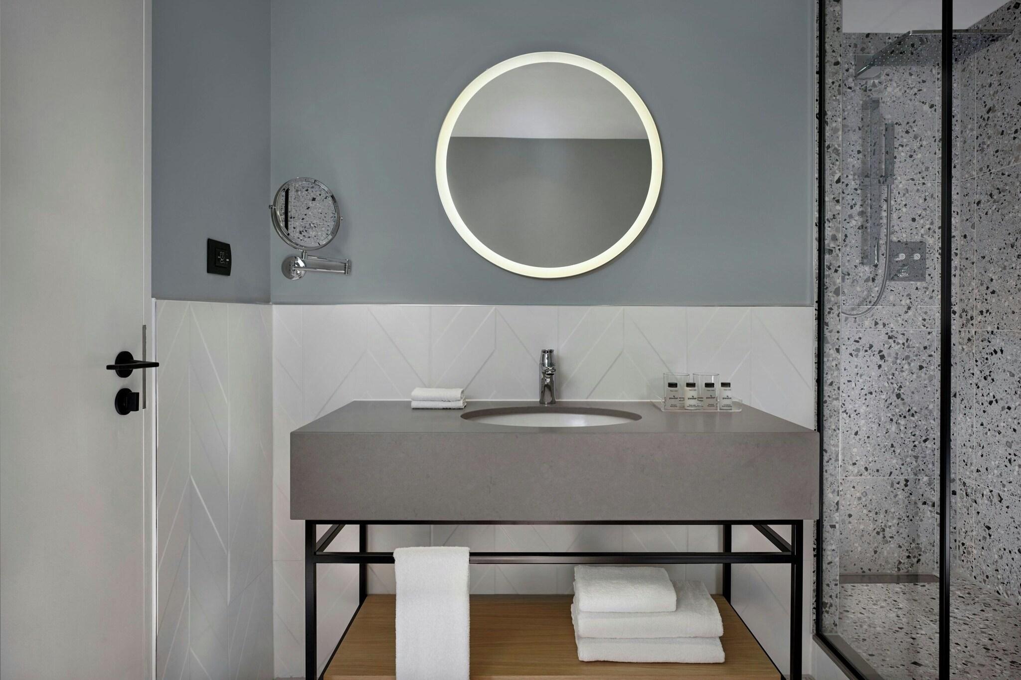 Double Deluxe King Bed