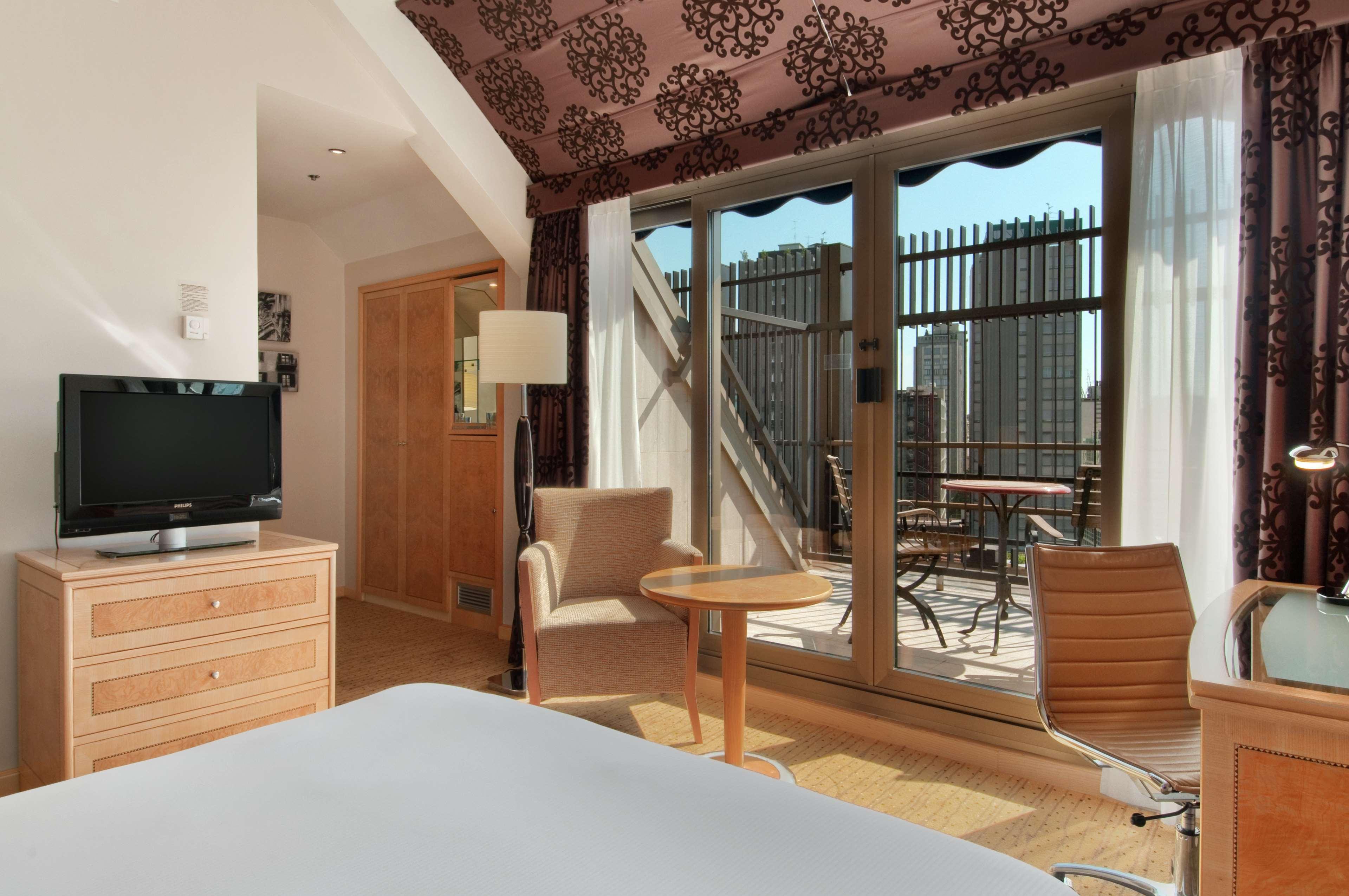 Double Executive Queen Bed