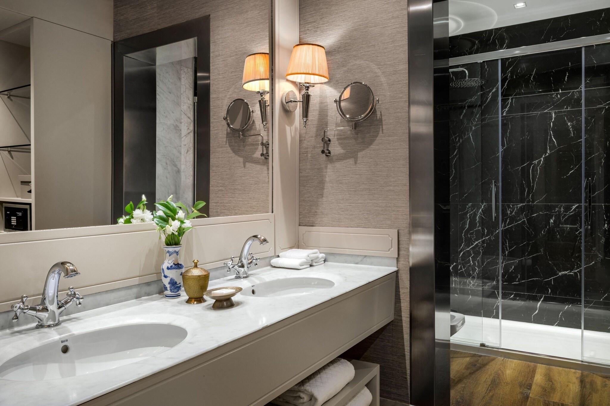 Double Deluxe King Bed