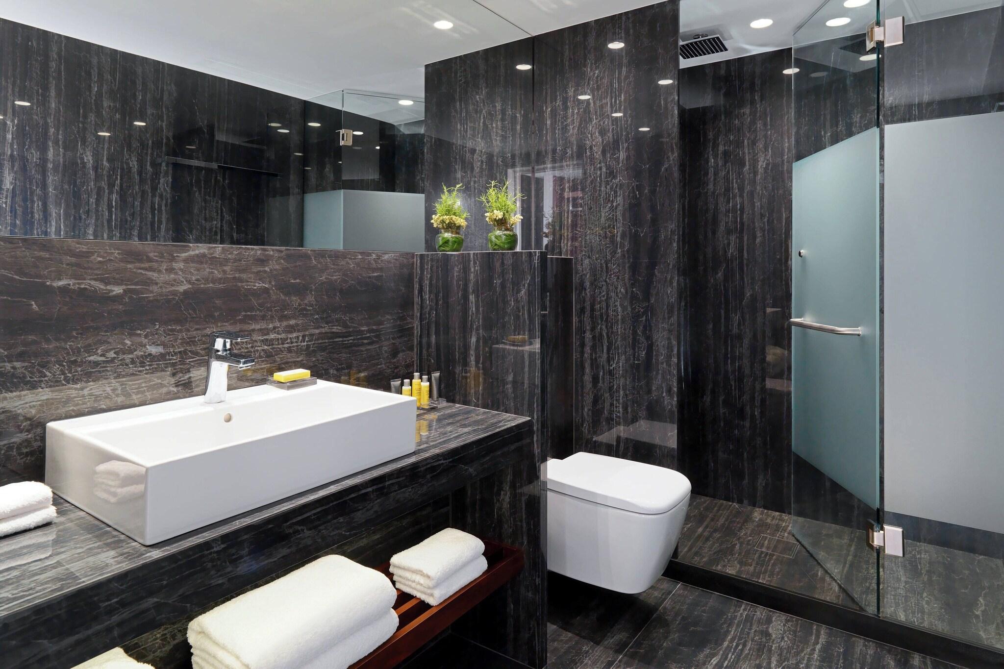 Junior Suite City View King Bed