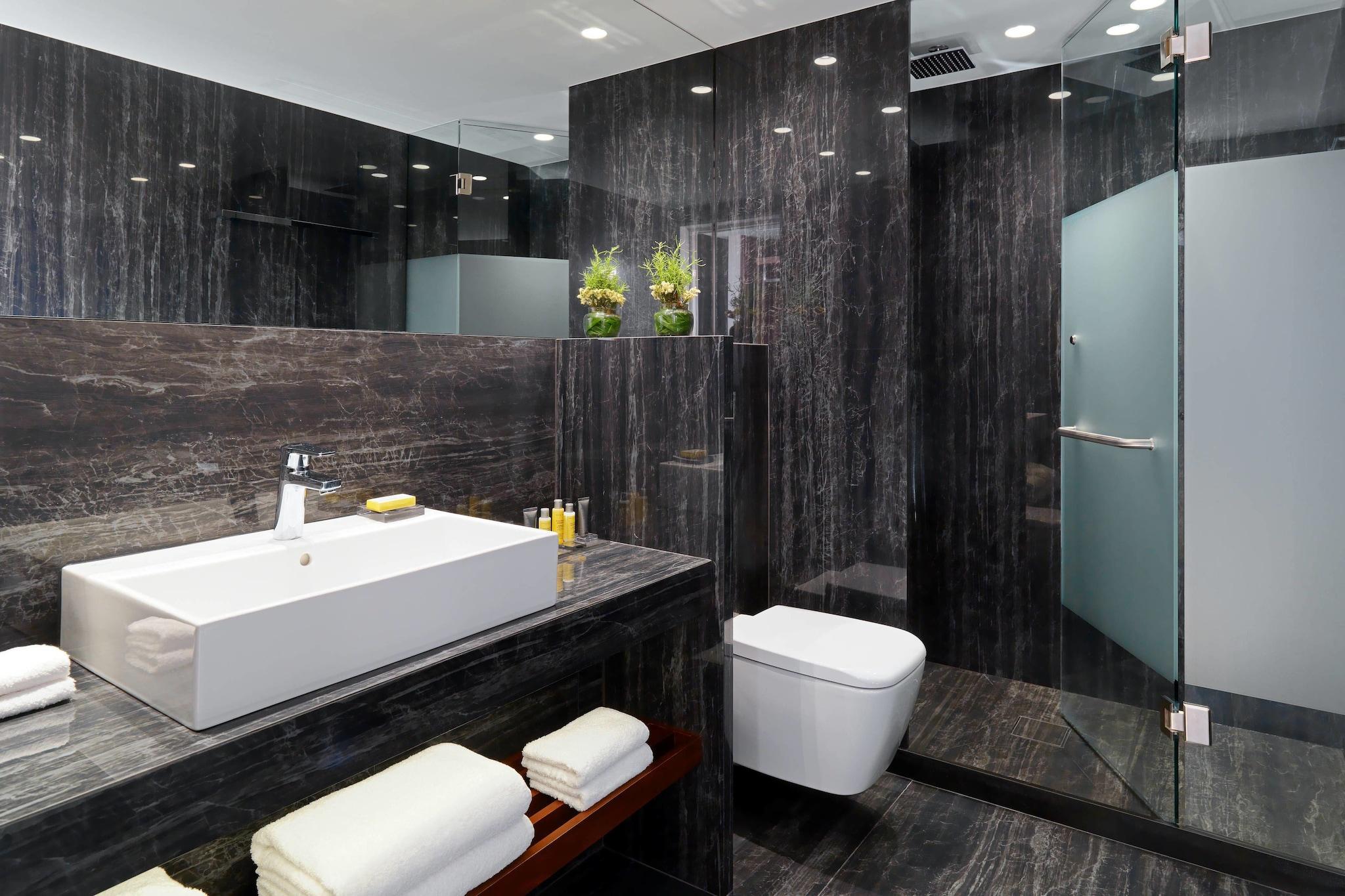 Junior Suite City View King Bed