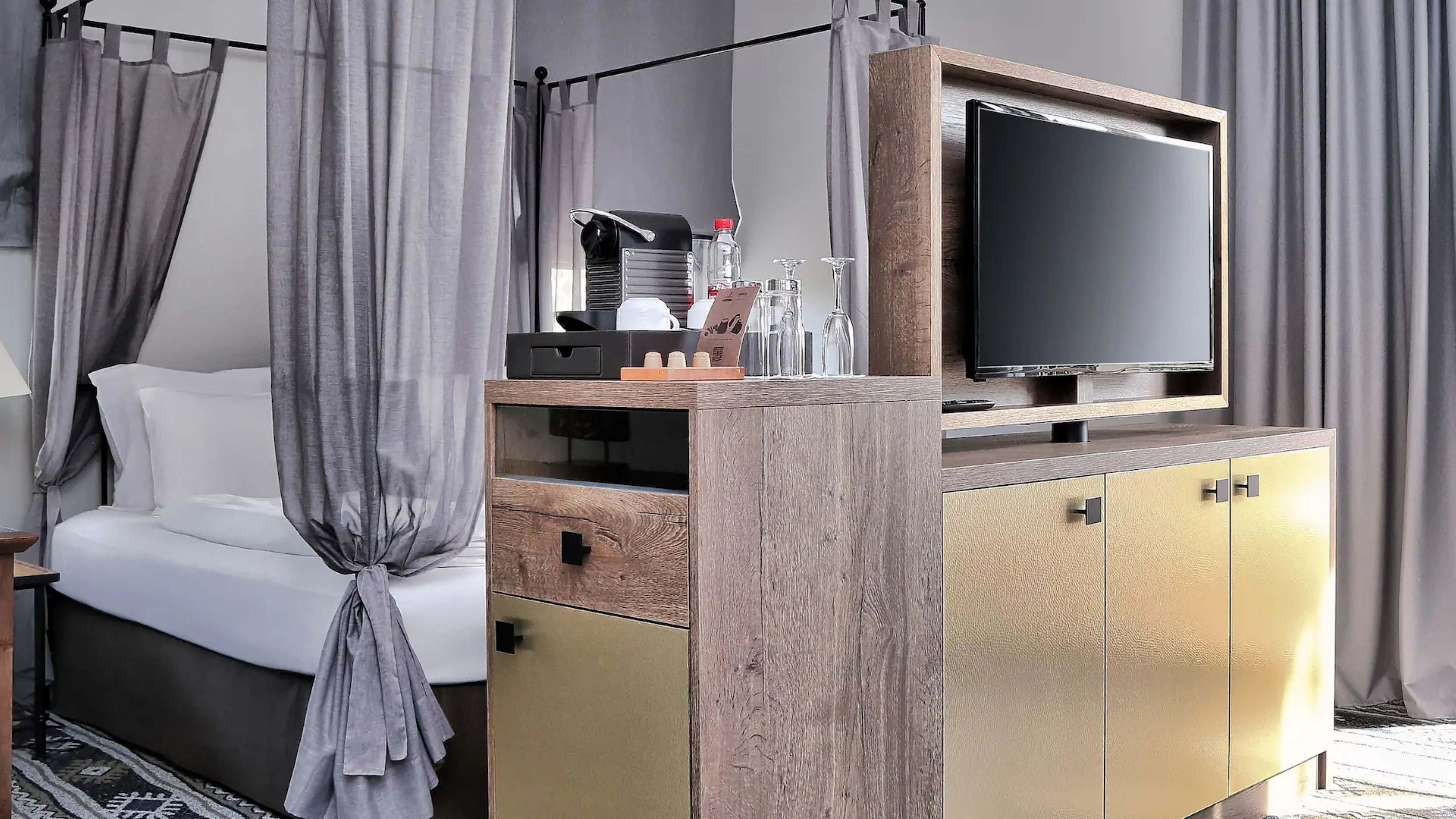 Double Deluxe King Bed