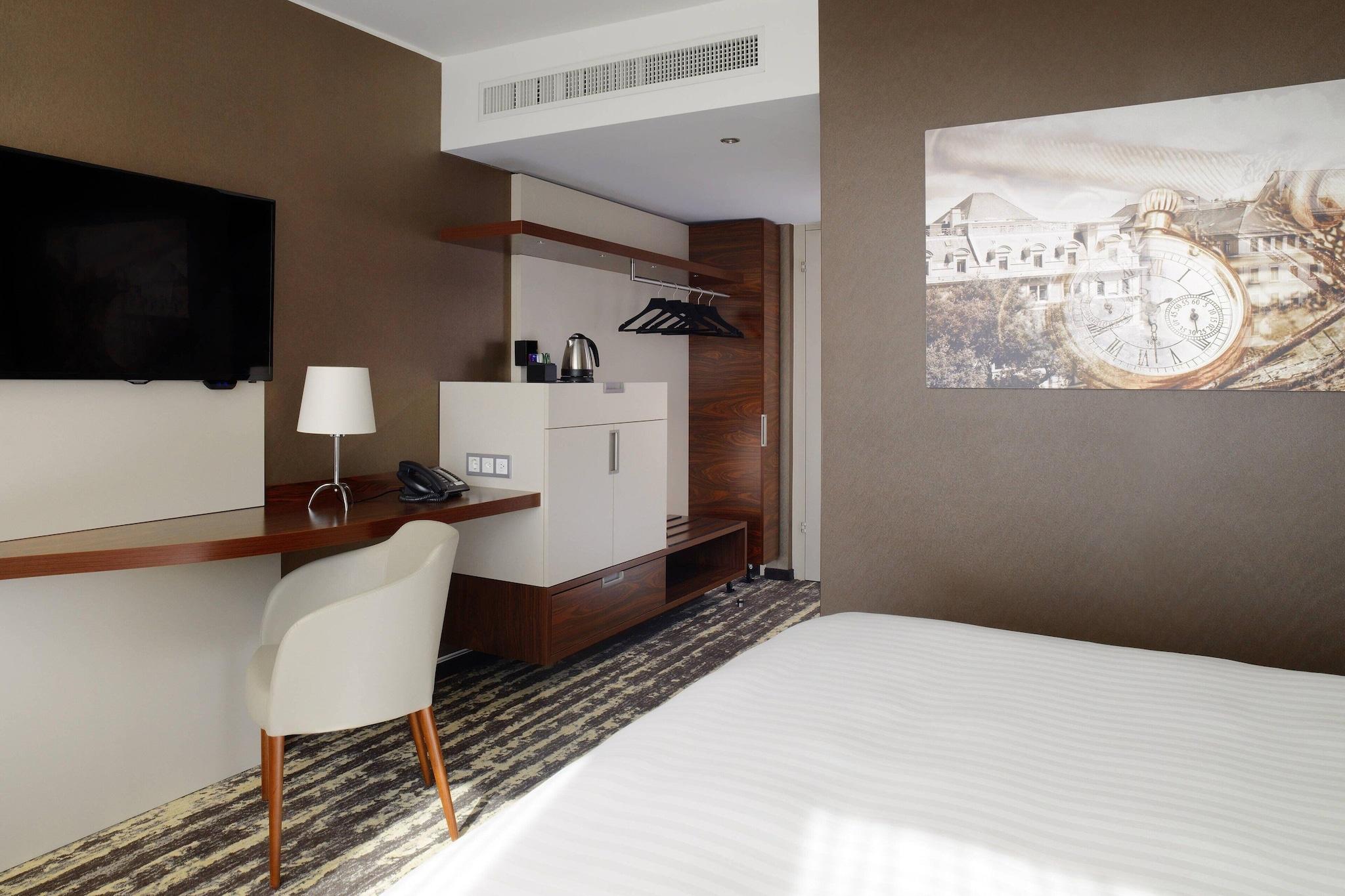 Double Club King Bed