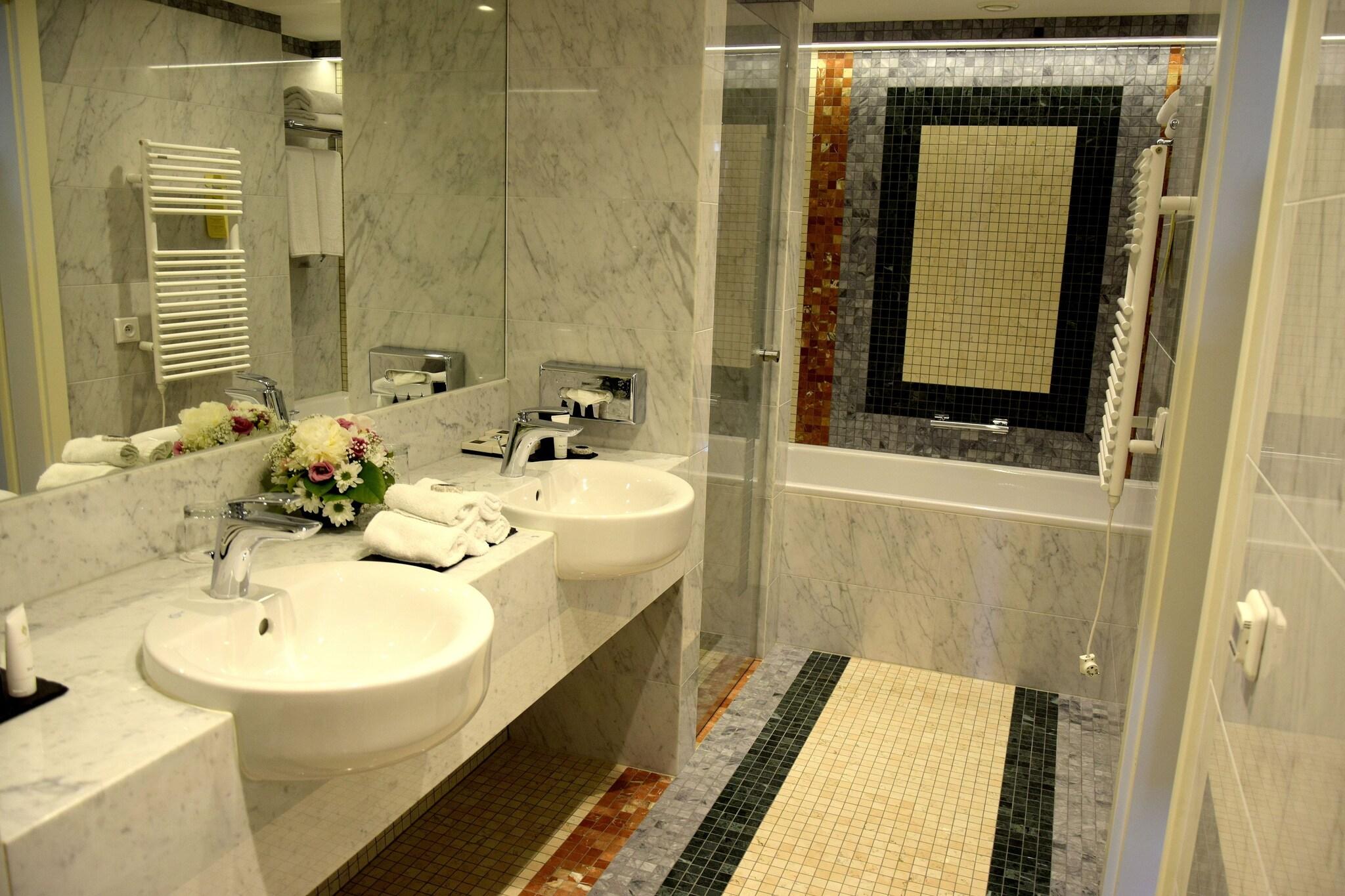 Suite Queen Size Bed