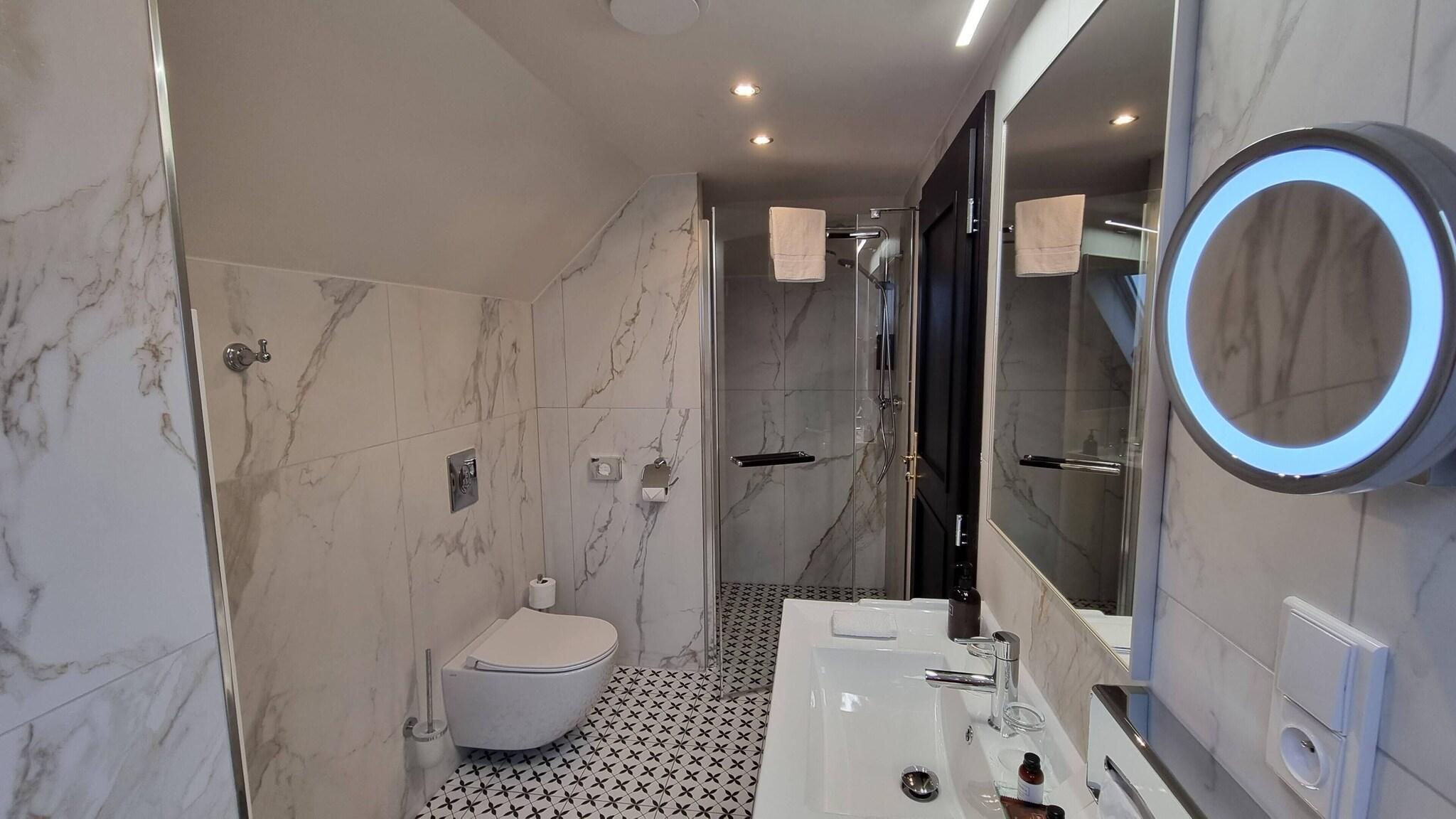 Double Queen Size Bed