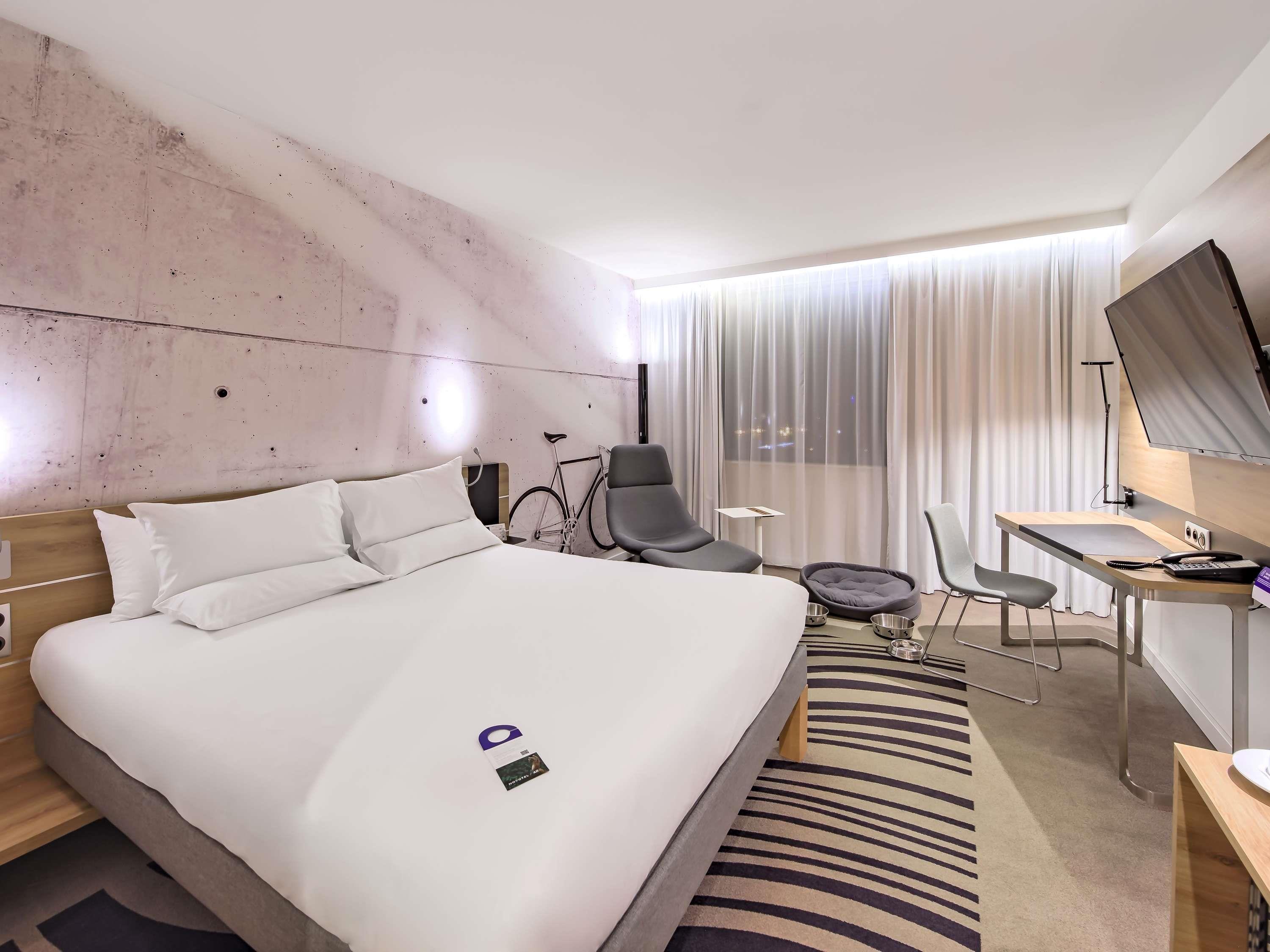 Double Executive Queen Bed