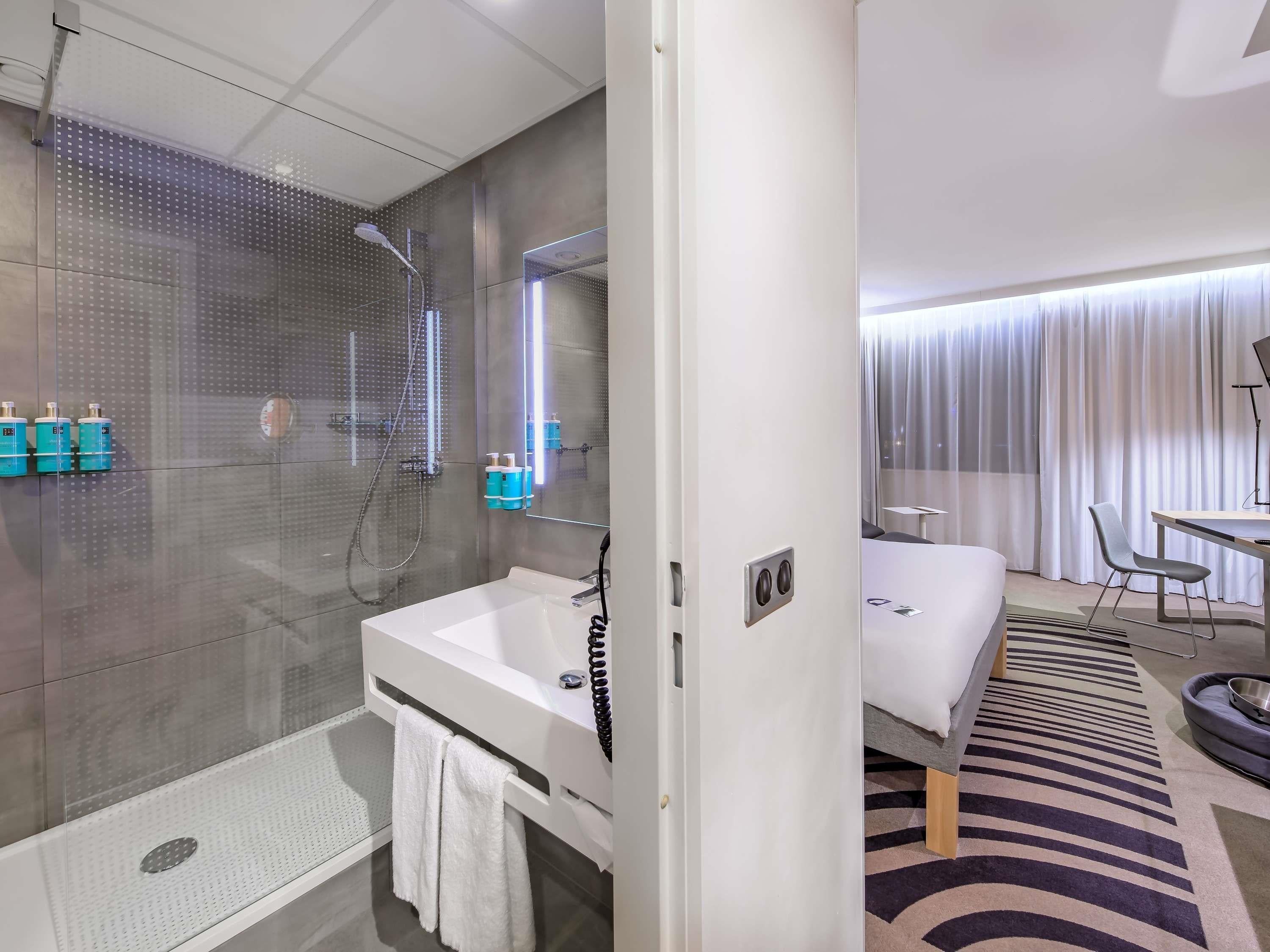 Double Executive Queen Bed