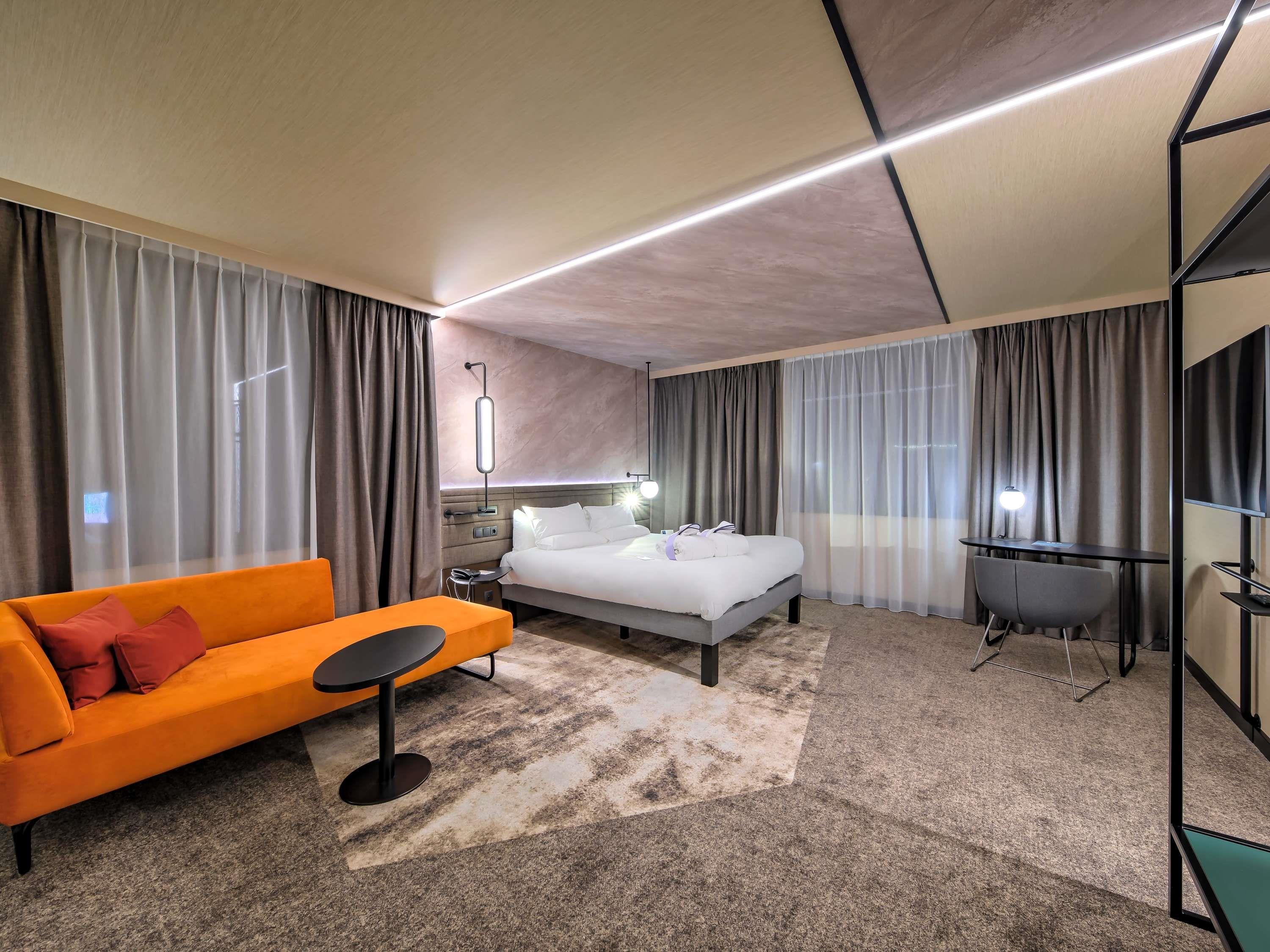 Junior Suite Queen Size Bed