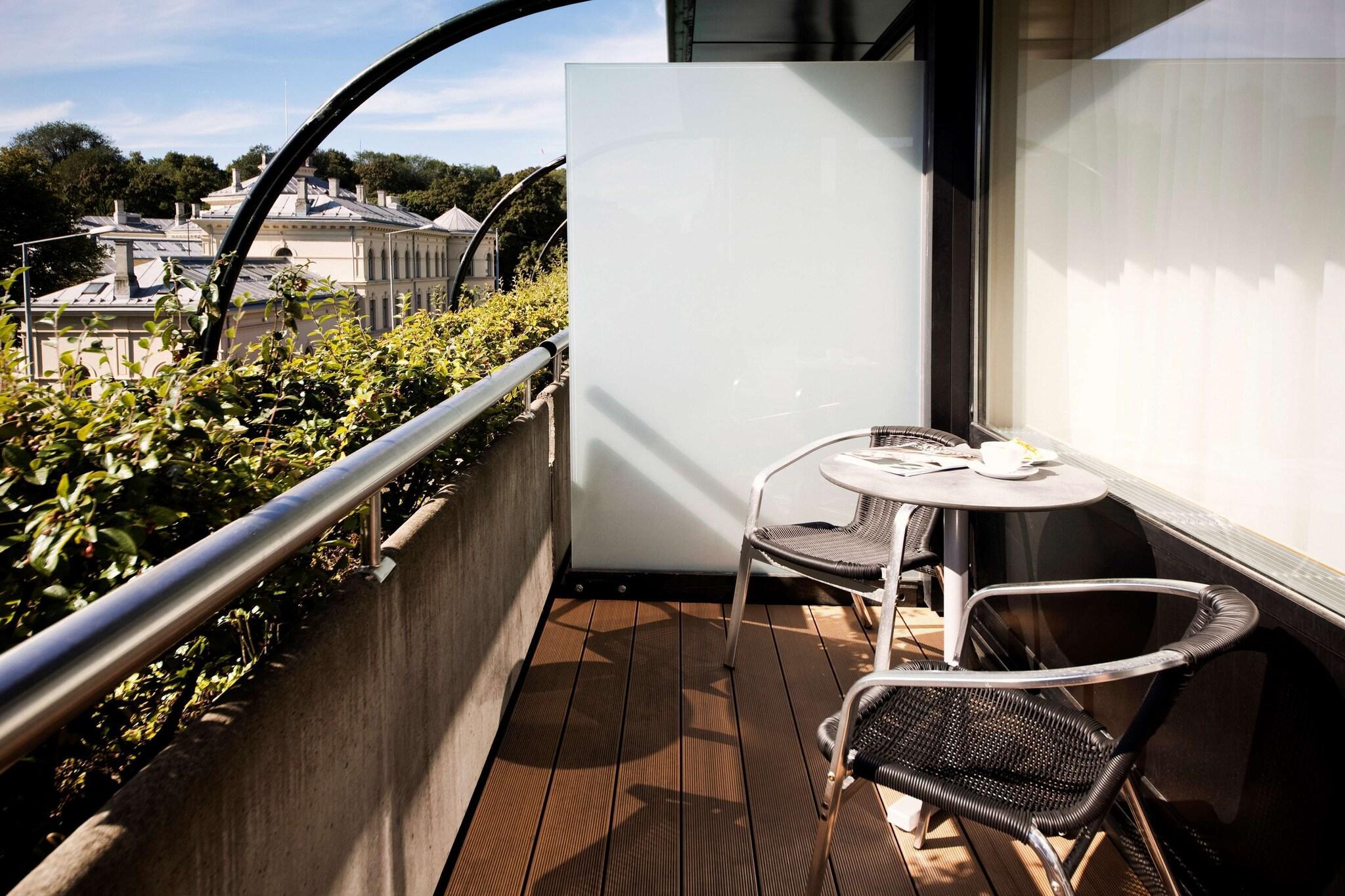 Family Room Queen Size Bed