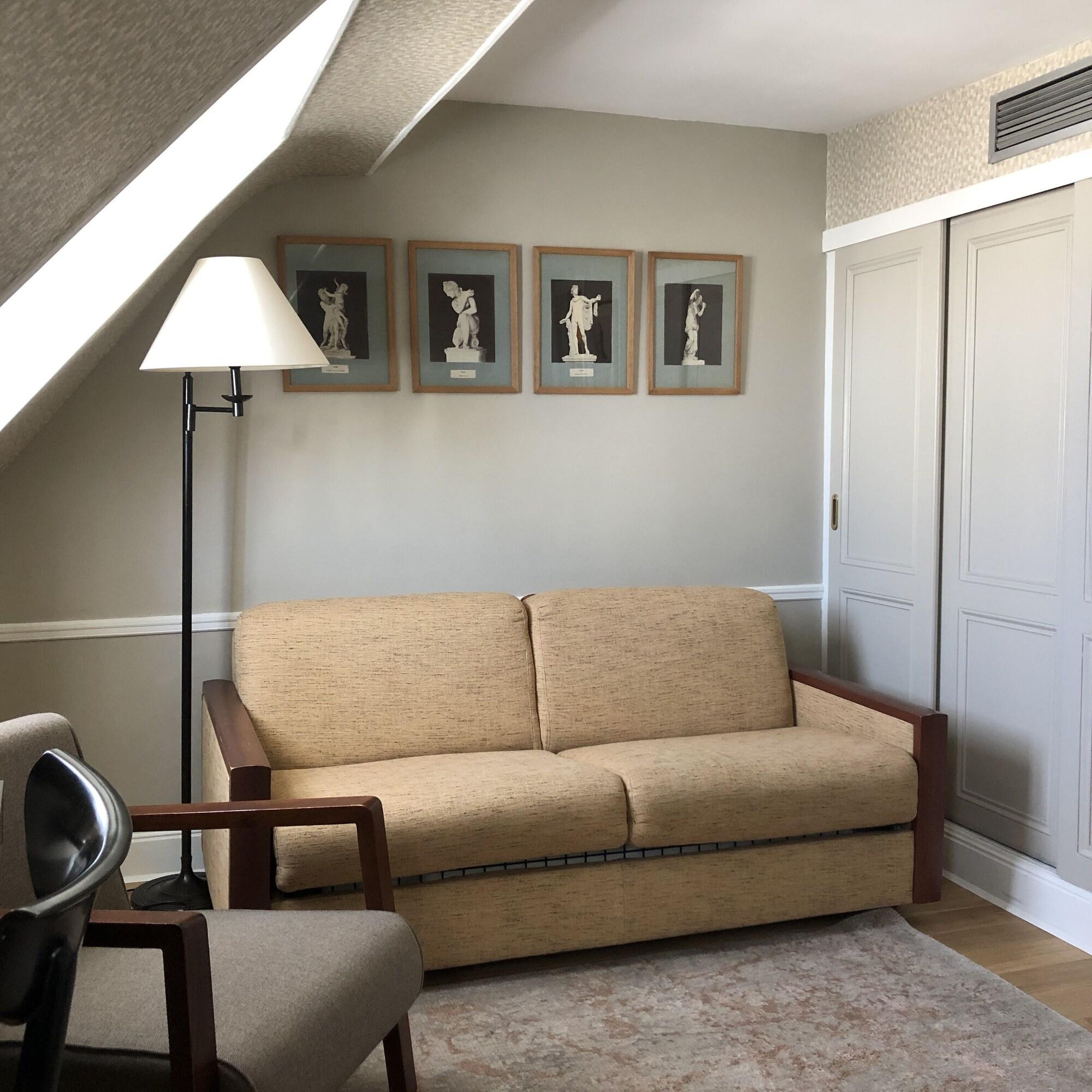 Quadruple Club Queen Bed