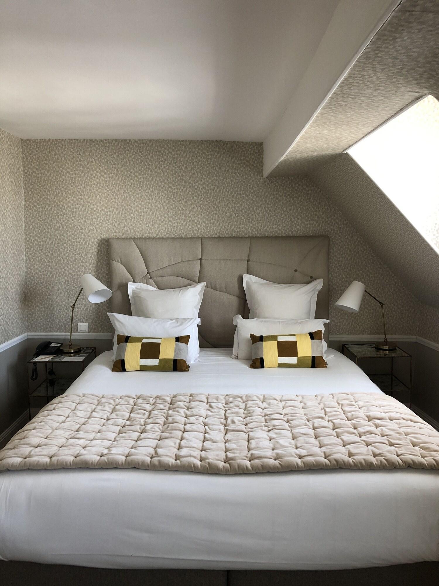 Quadruple Club Queen Bed