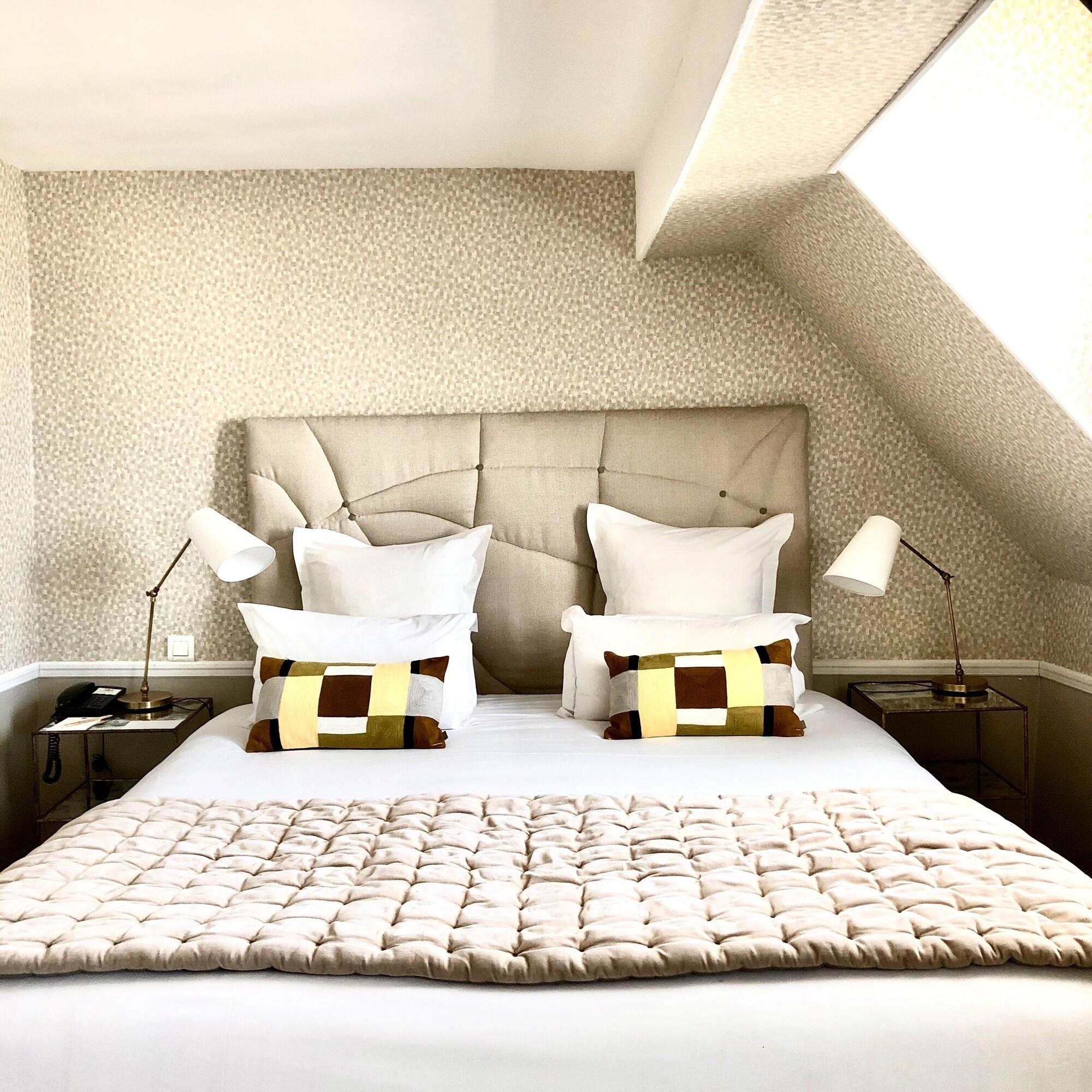 Quadruple Club Queen Bed