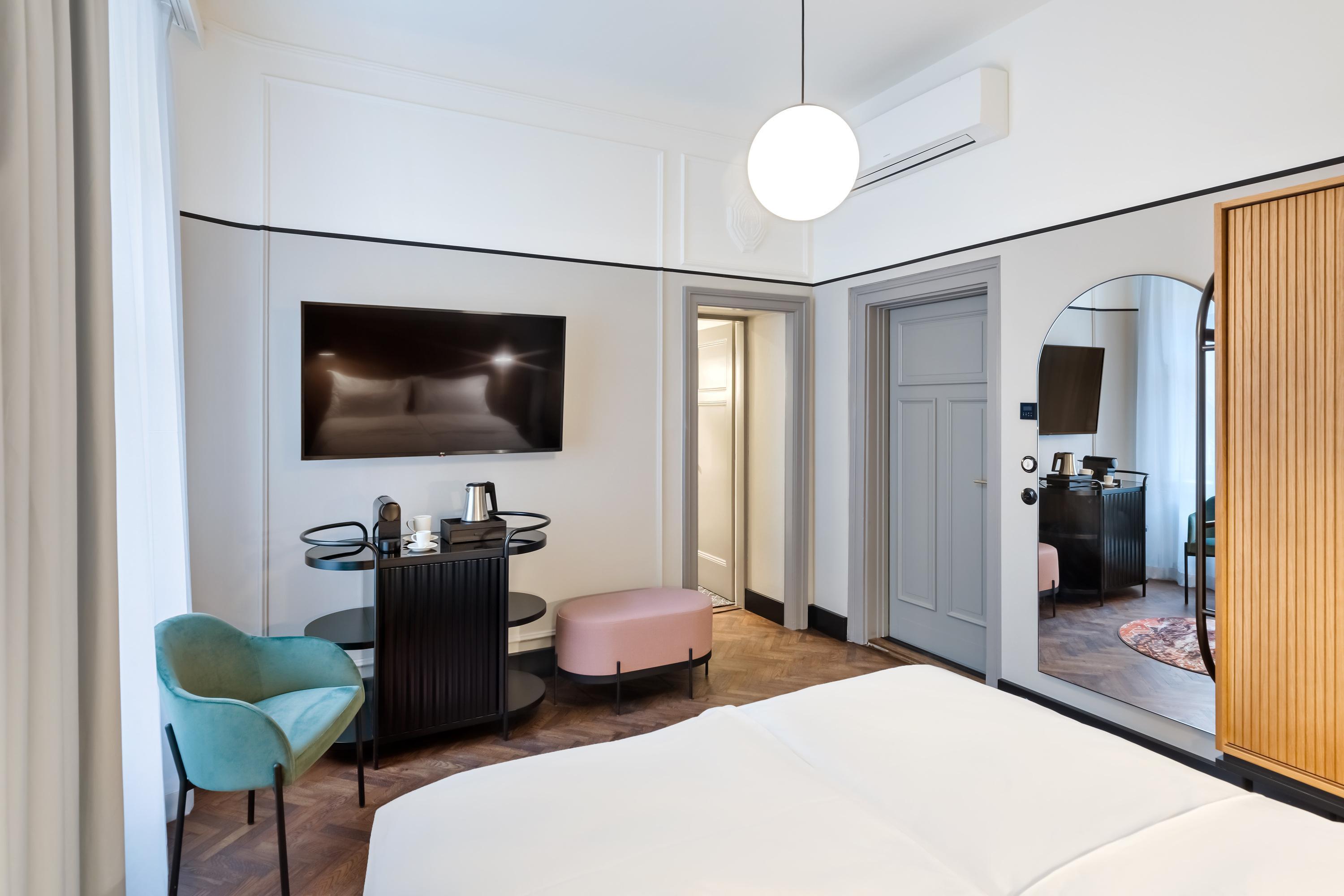 Double Classic Queen Bed