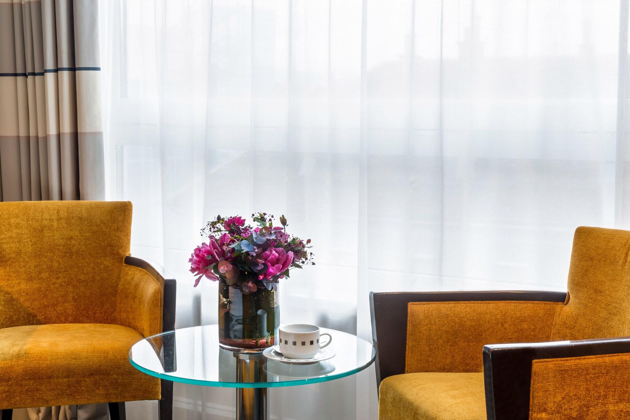 Double Executive Queen Bed