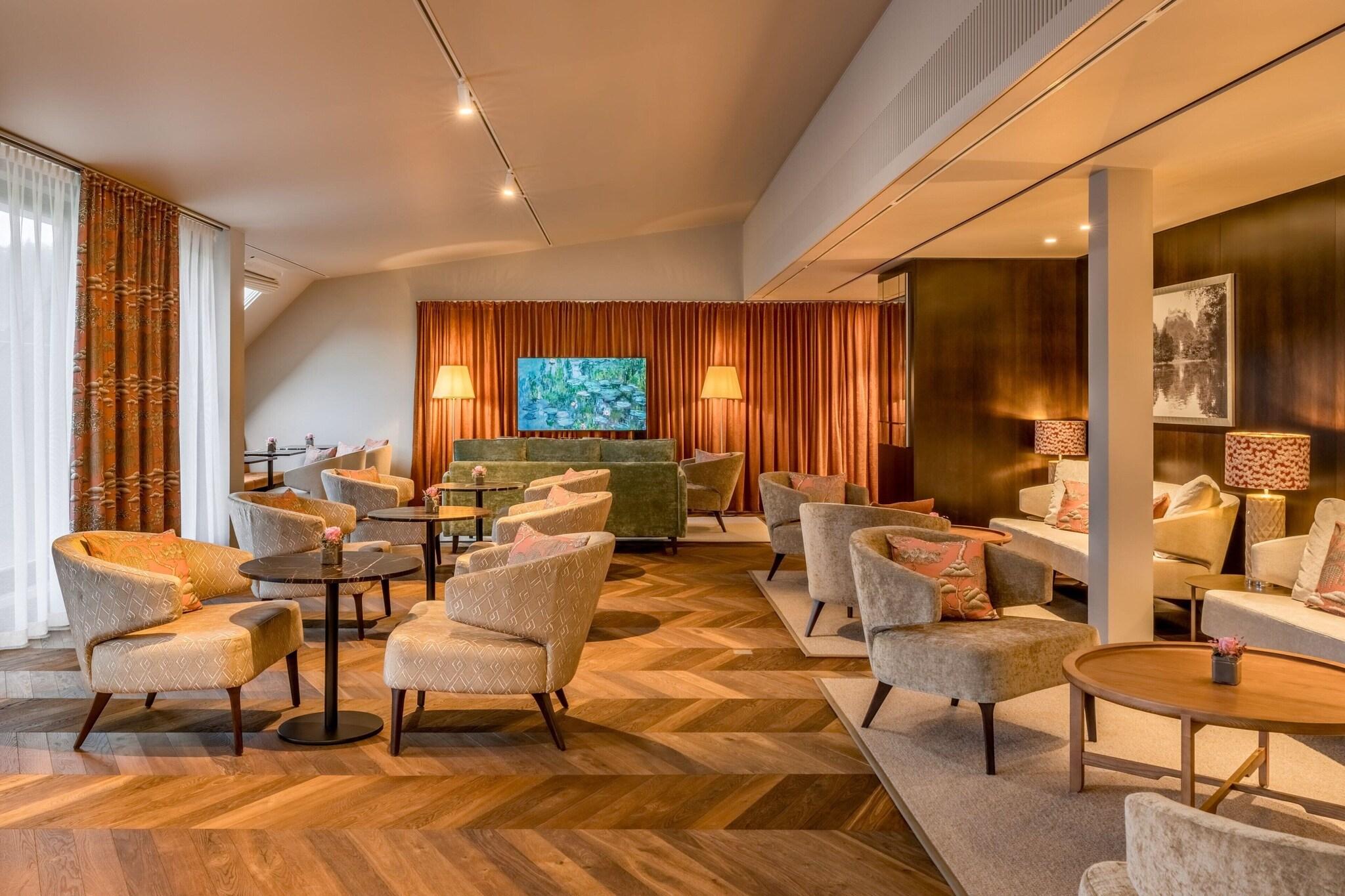 Double Club King Bed