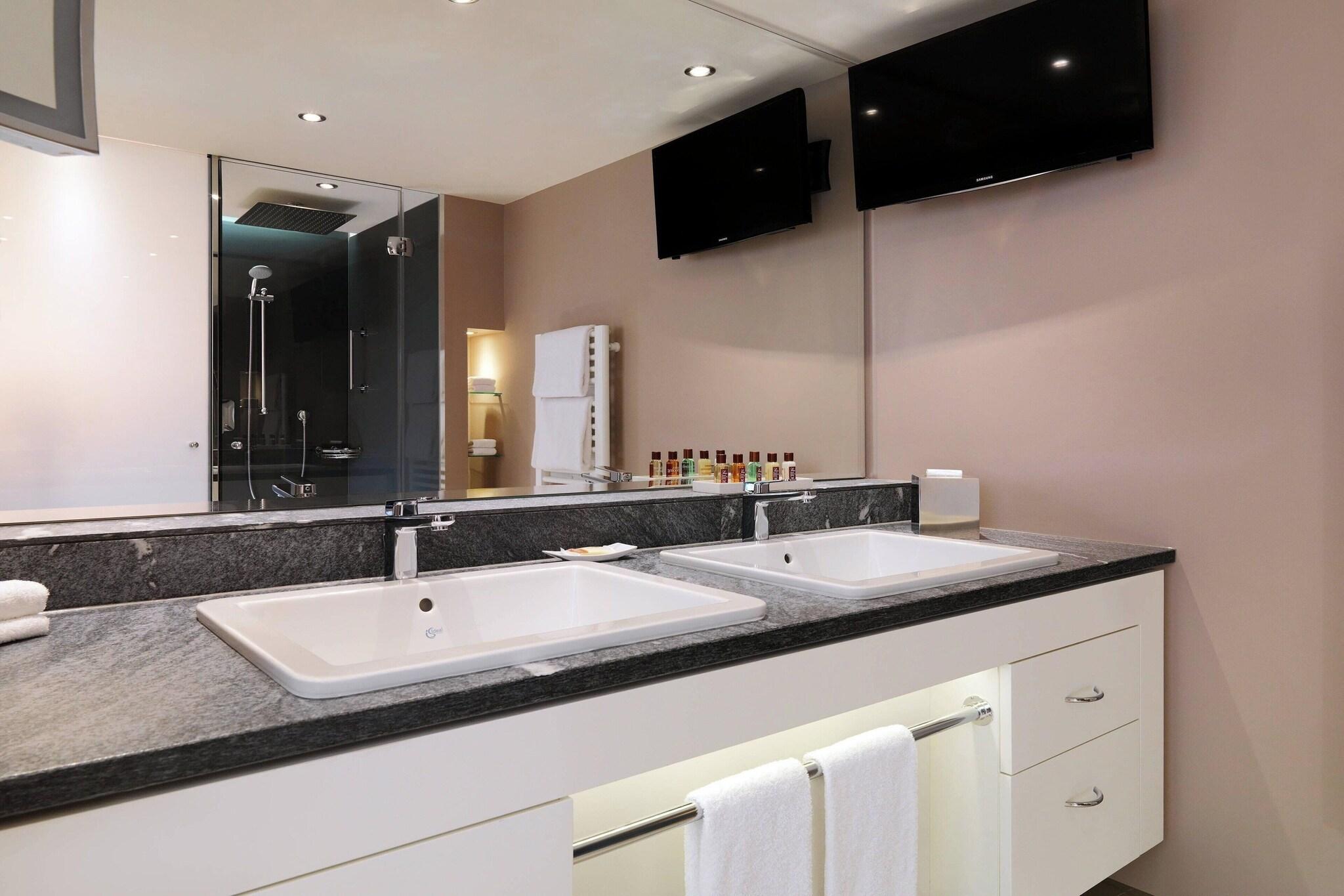 Double Club King Bed