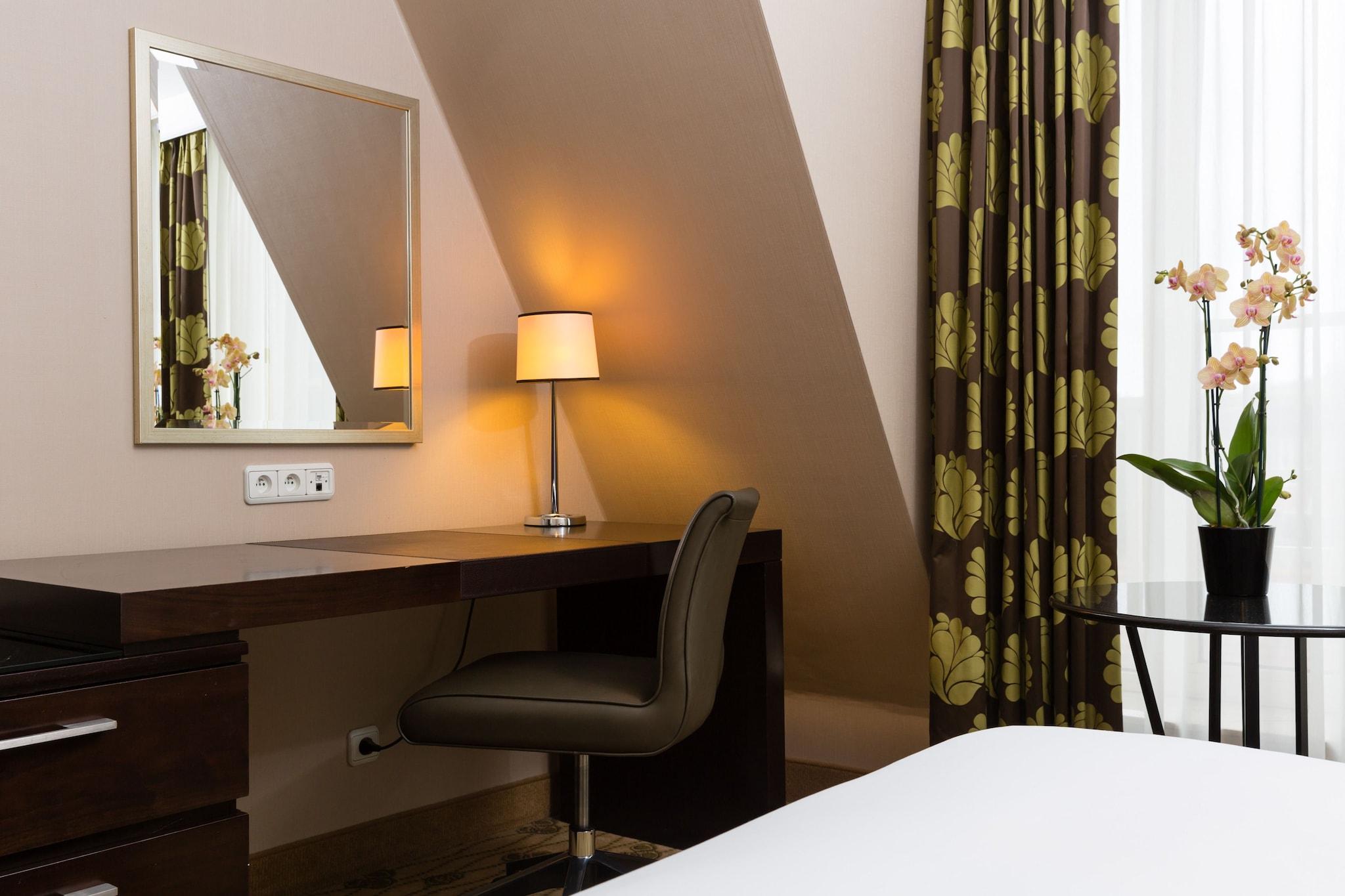 Double Club Queen Bed