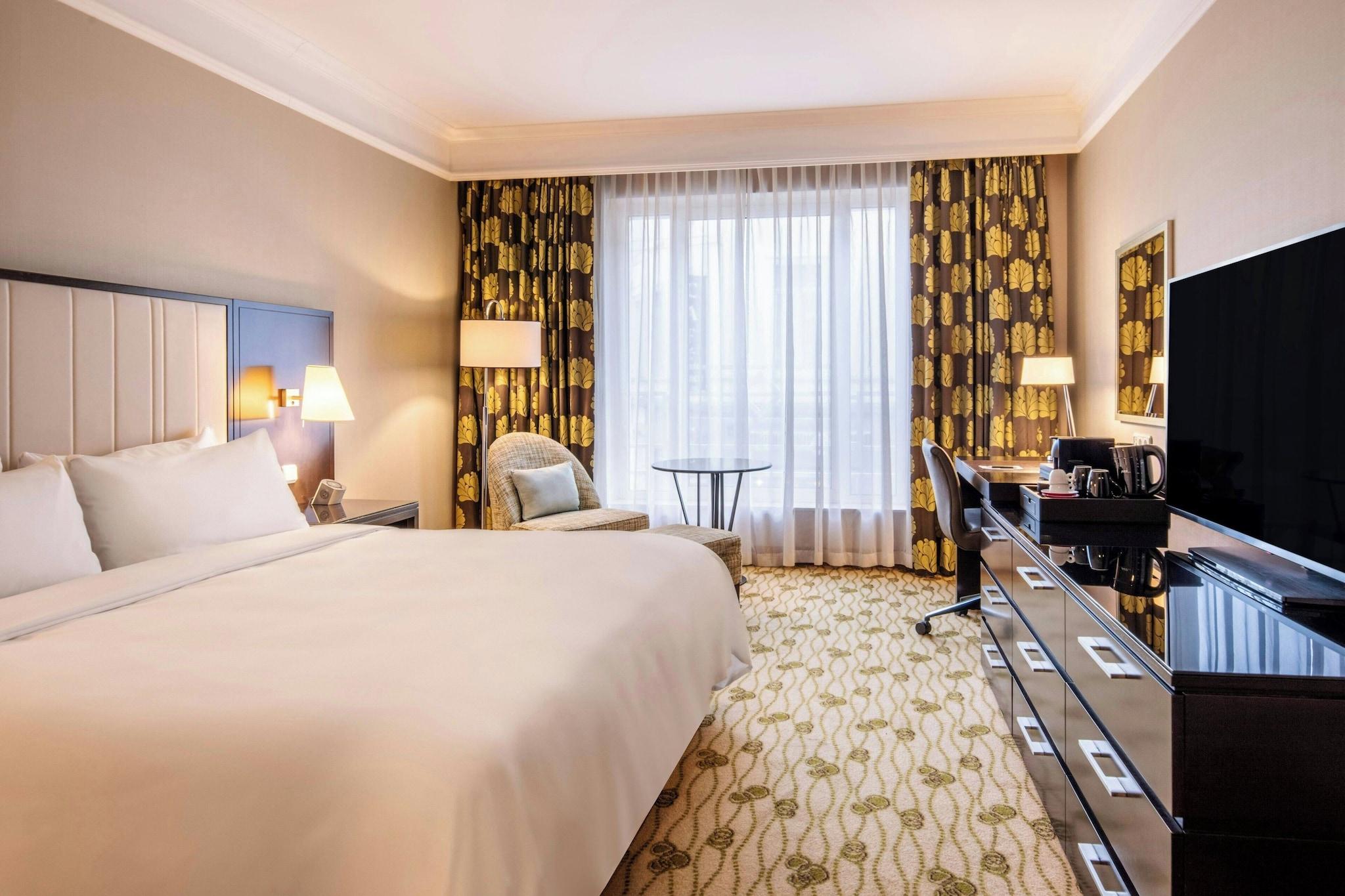 Double Executive Queen Bed