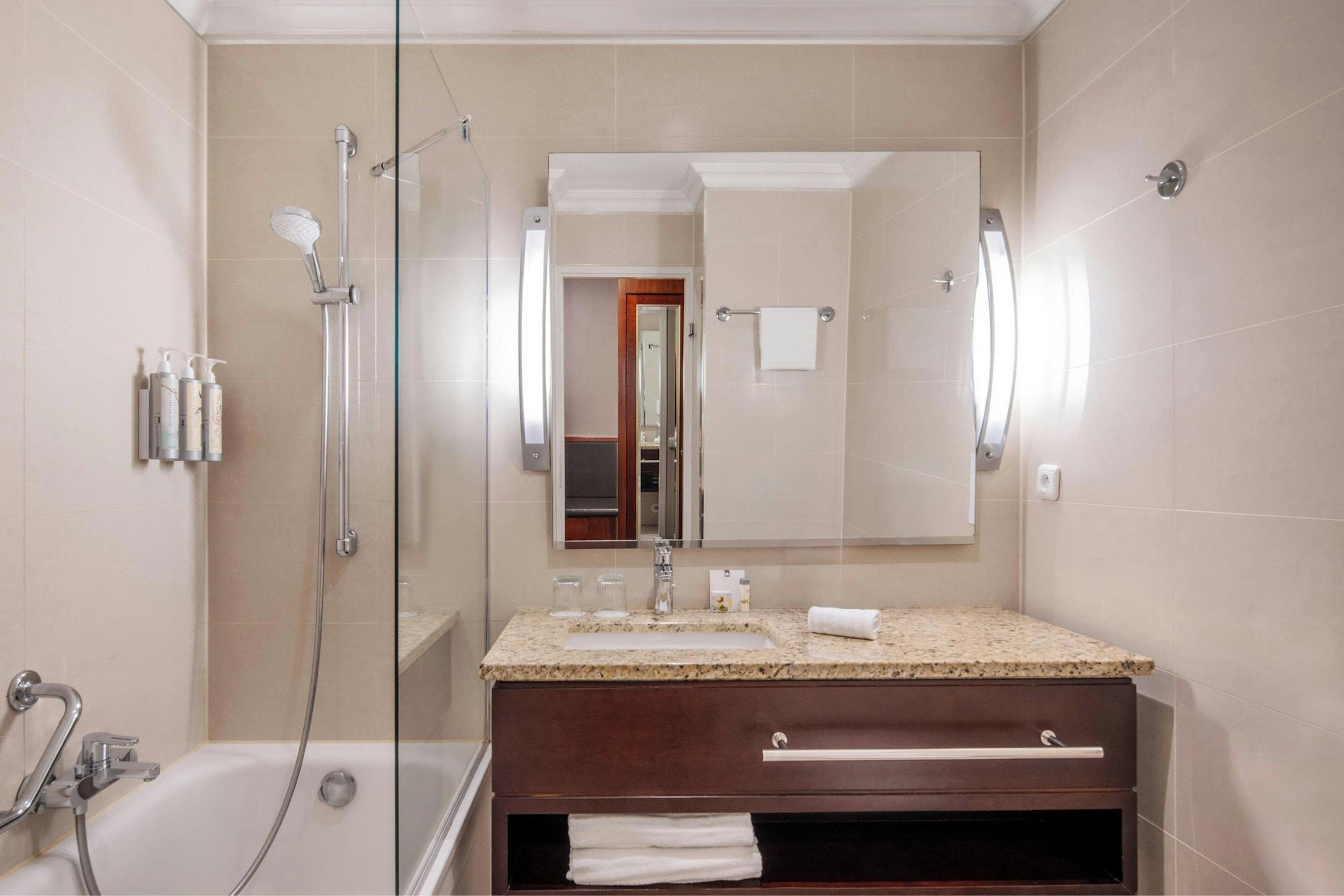 Double Executive Queen Bed