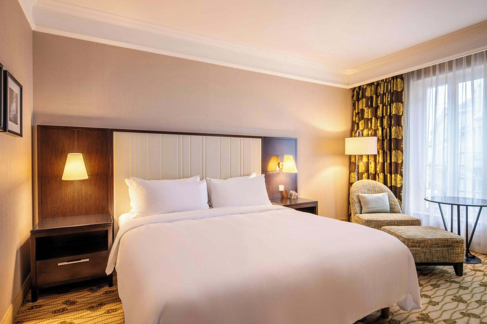 Double Executive Queen Bed