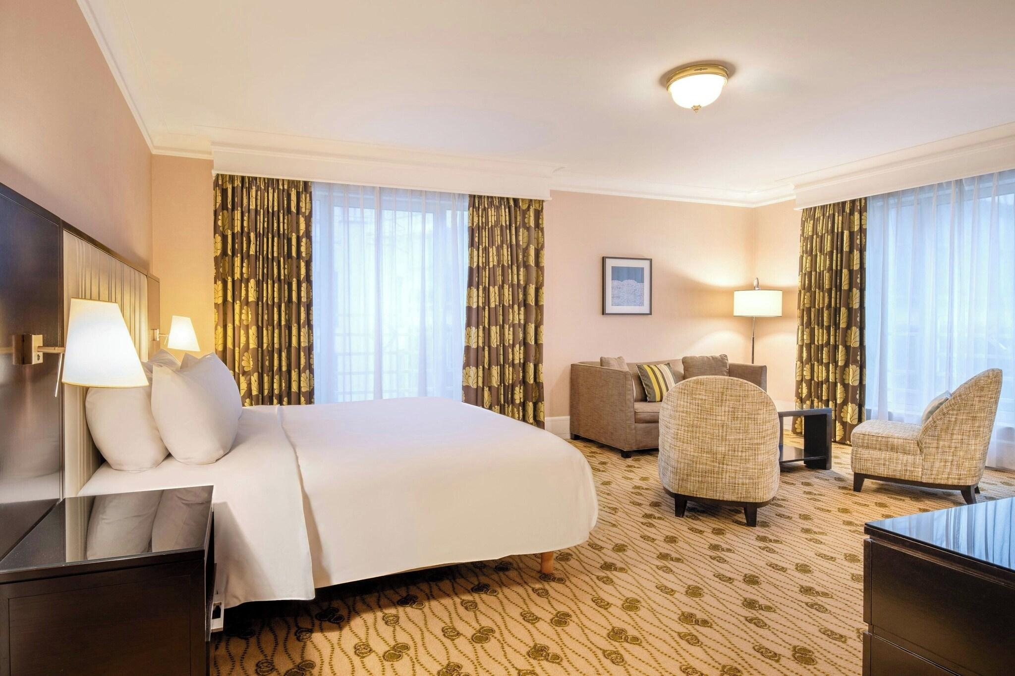 Junior Suite Queen Size Bed