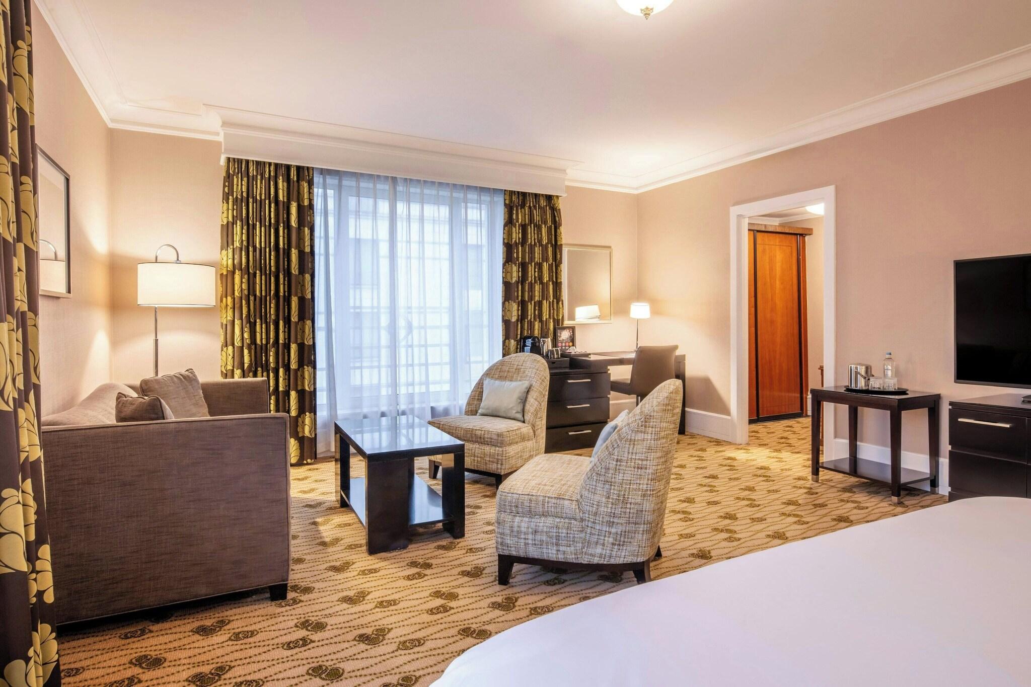 Junior Suite Queen Size Bed