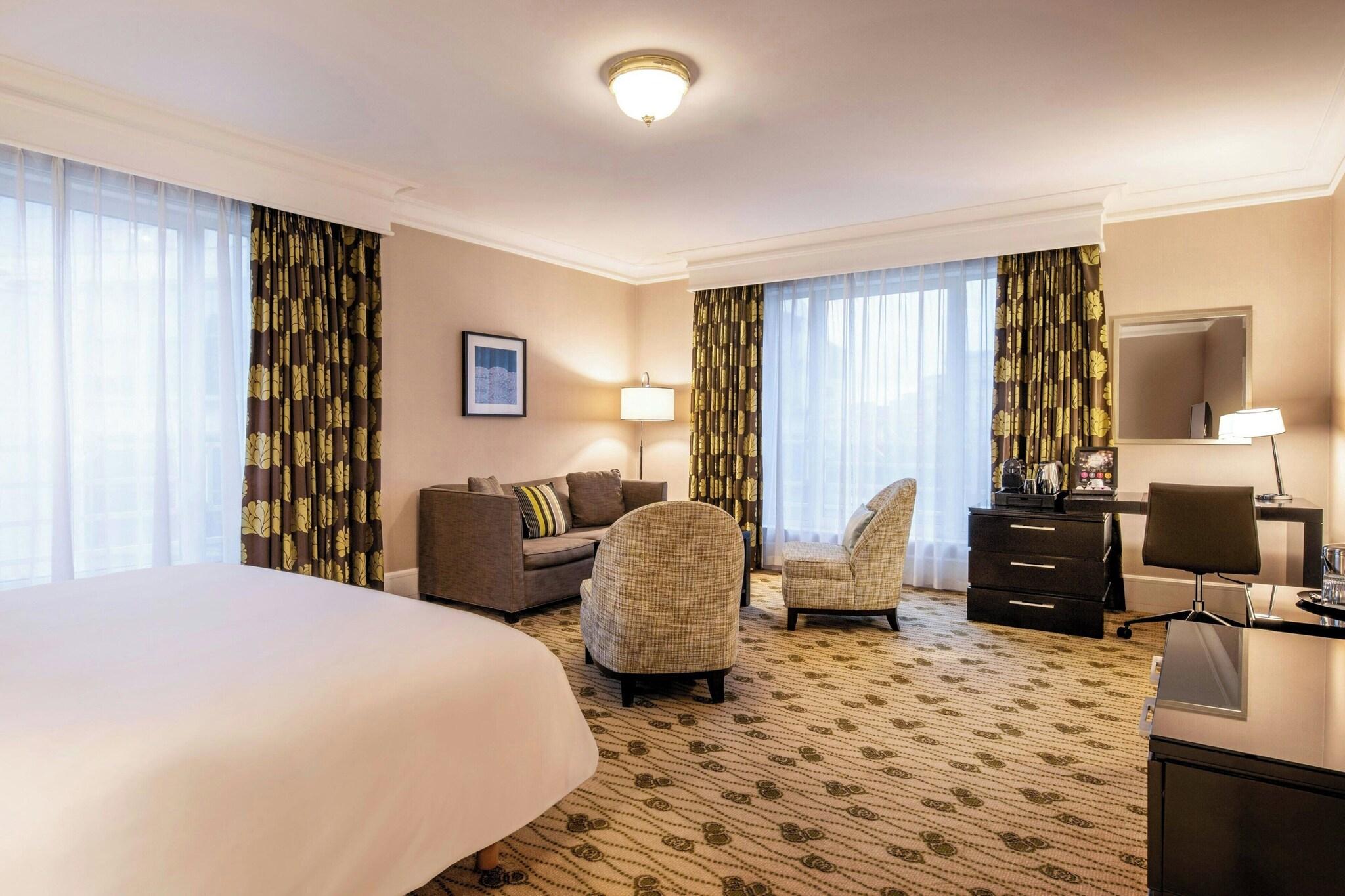 Junior Suite Queen Size Bed