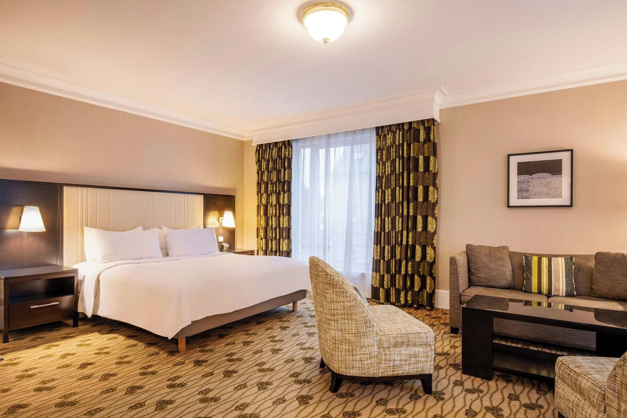 Junior Suite Queen Size Bed