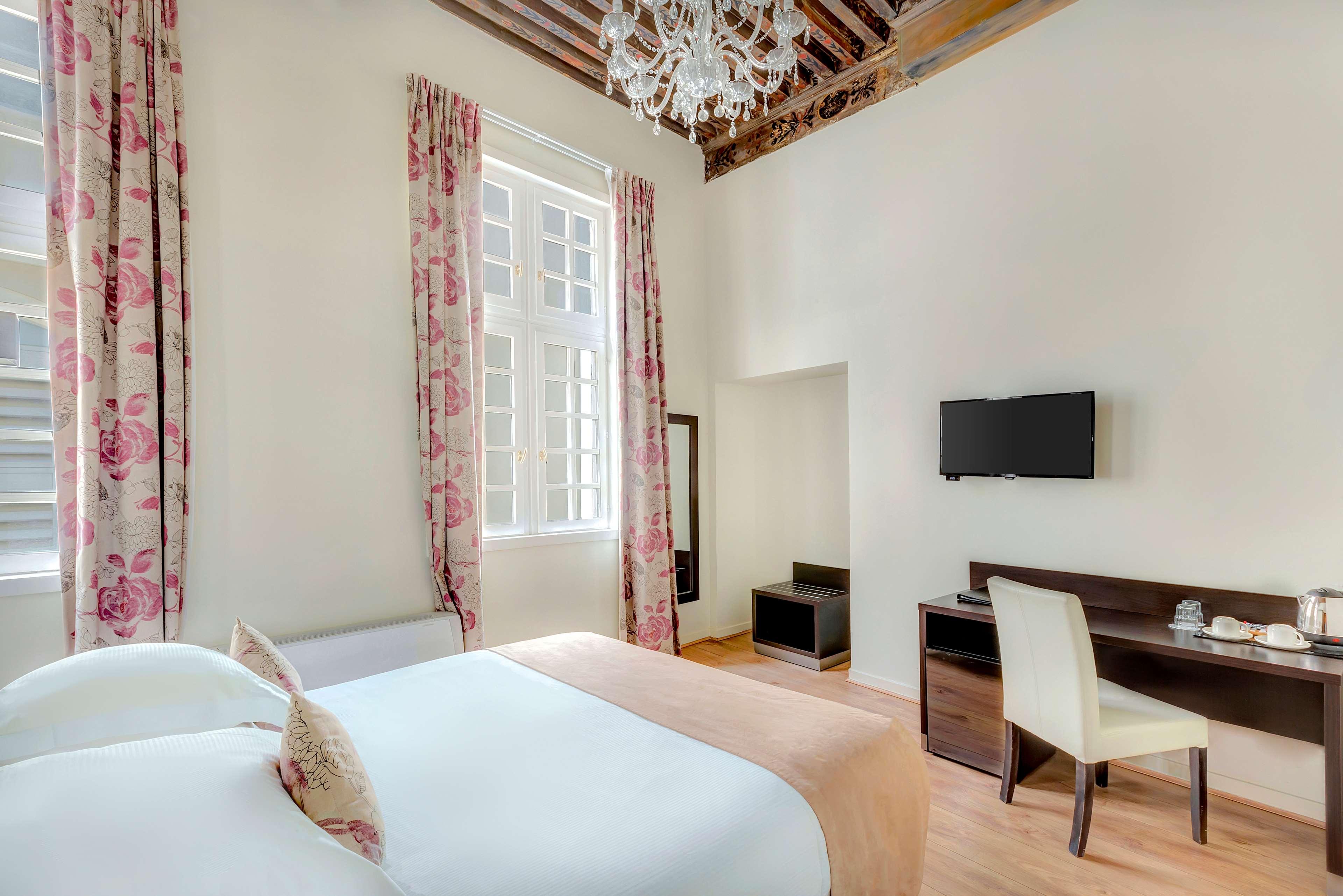 Double Classic Queen Bed