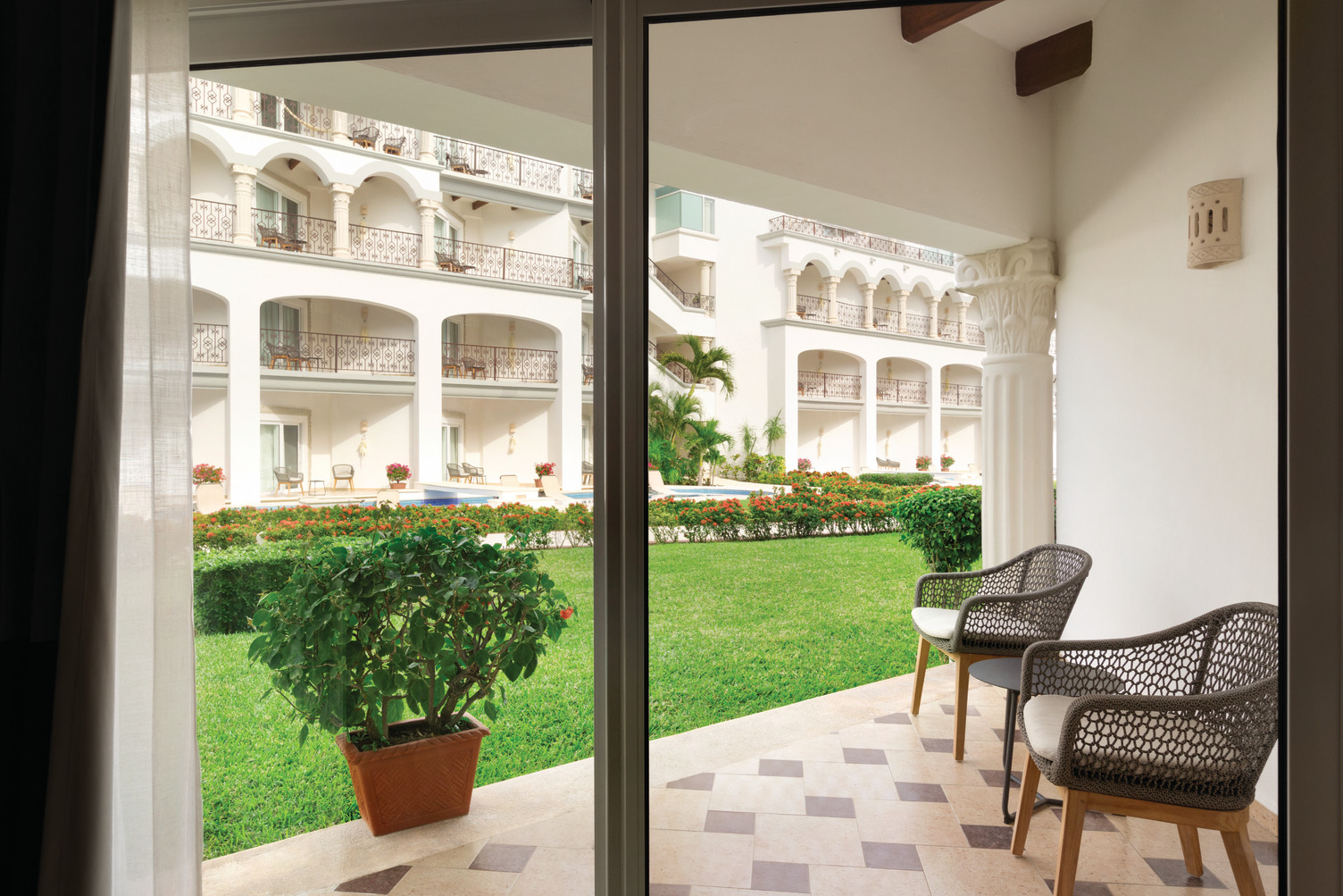 Junior Suite Garden View King Bed