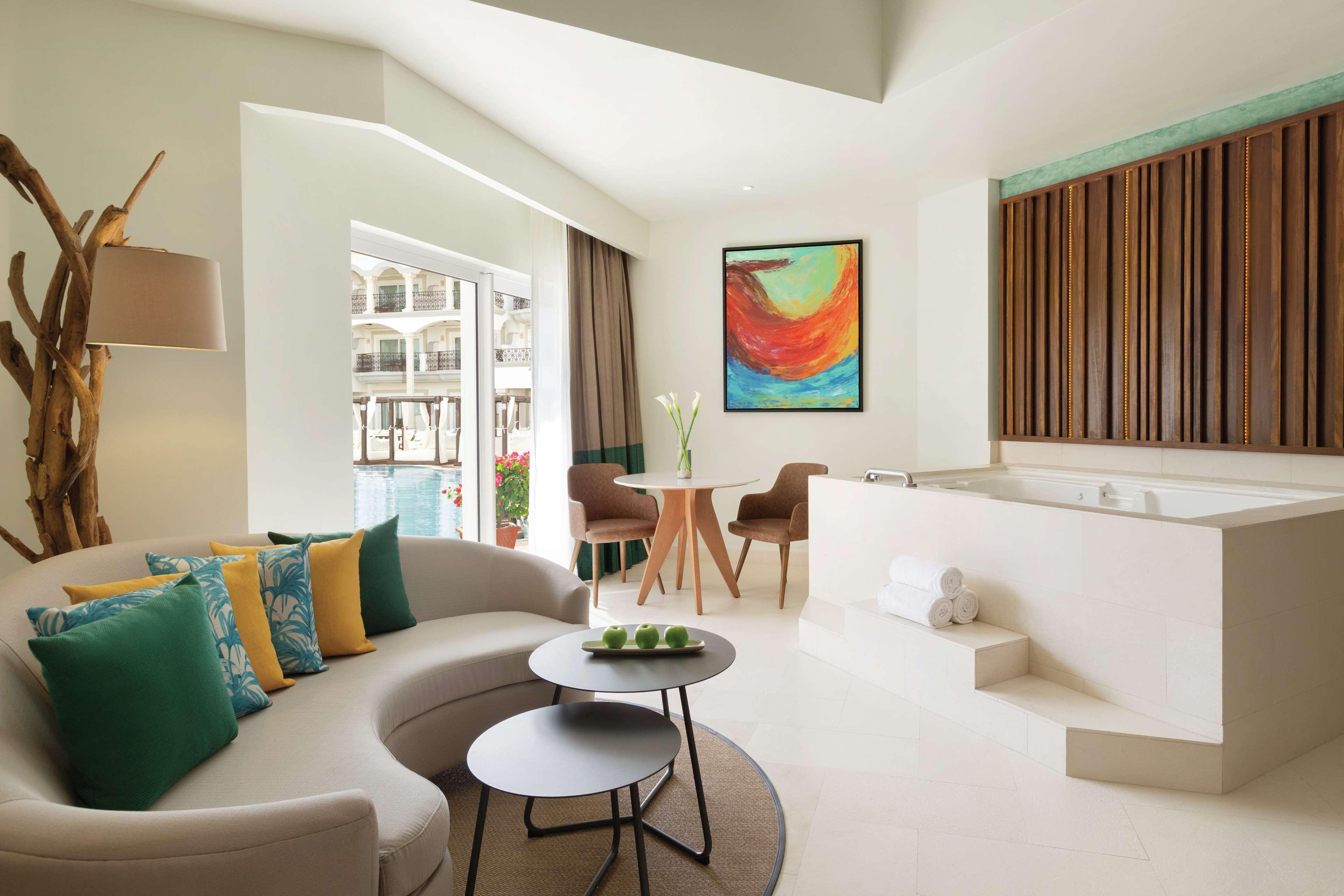 Junior Suite Pool View King Bed