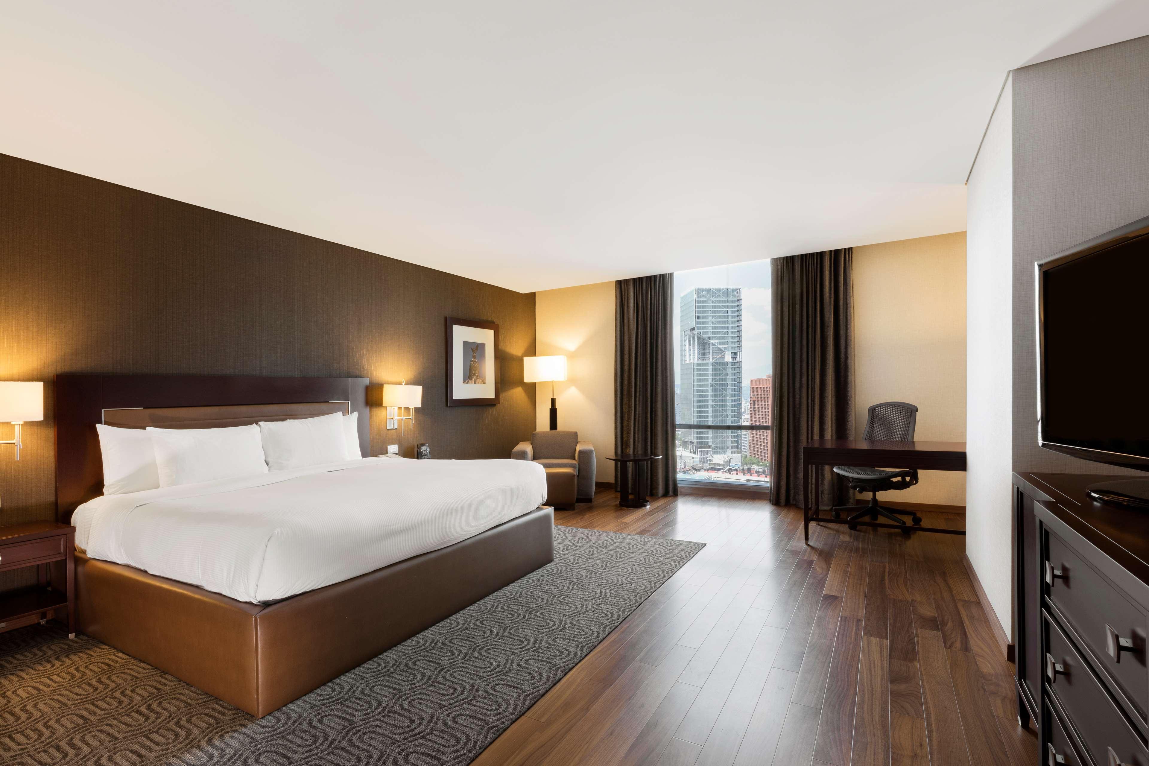 Suite Business King Bed