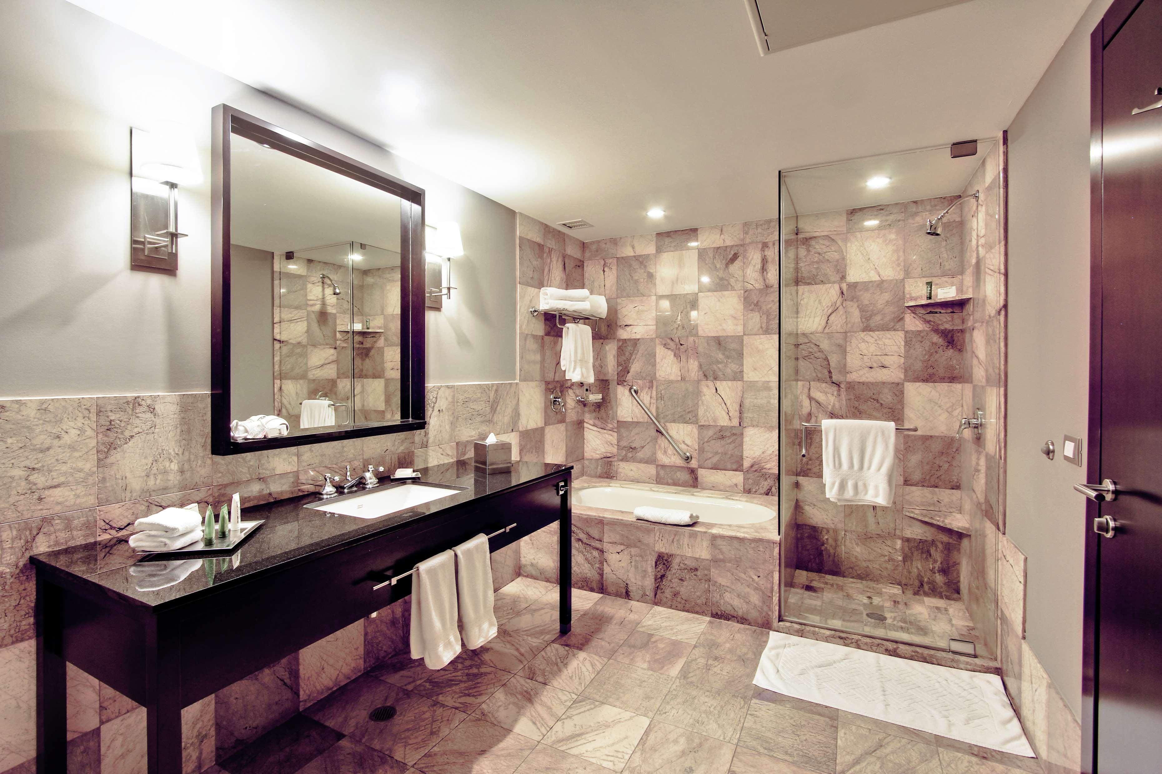 Suite Business King Bed