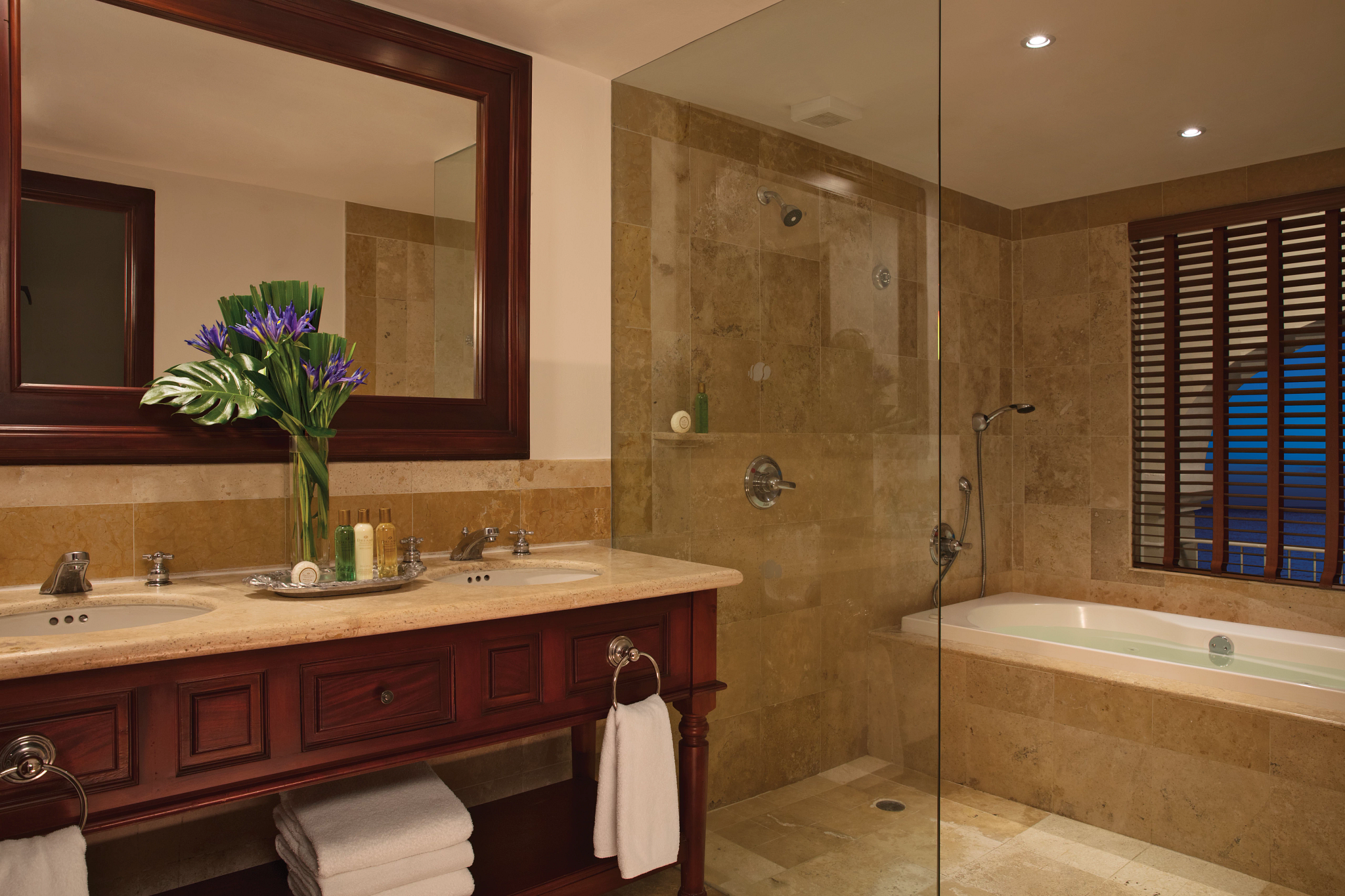 Junior Suite Ocean Front King Bed