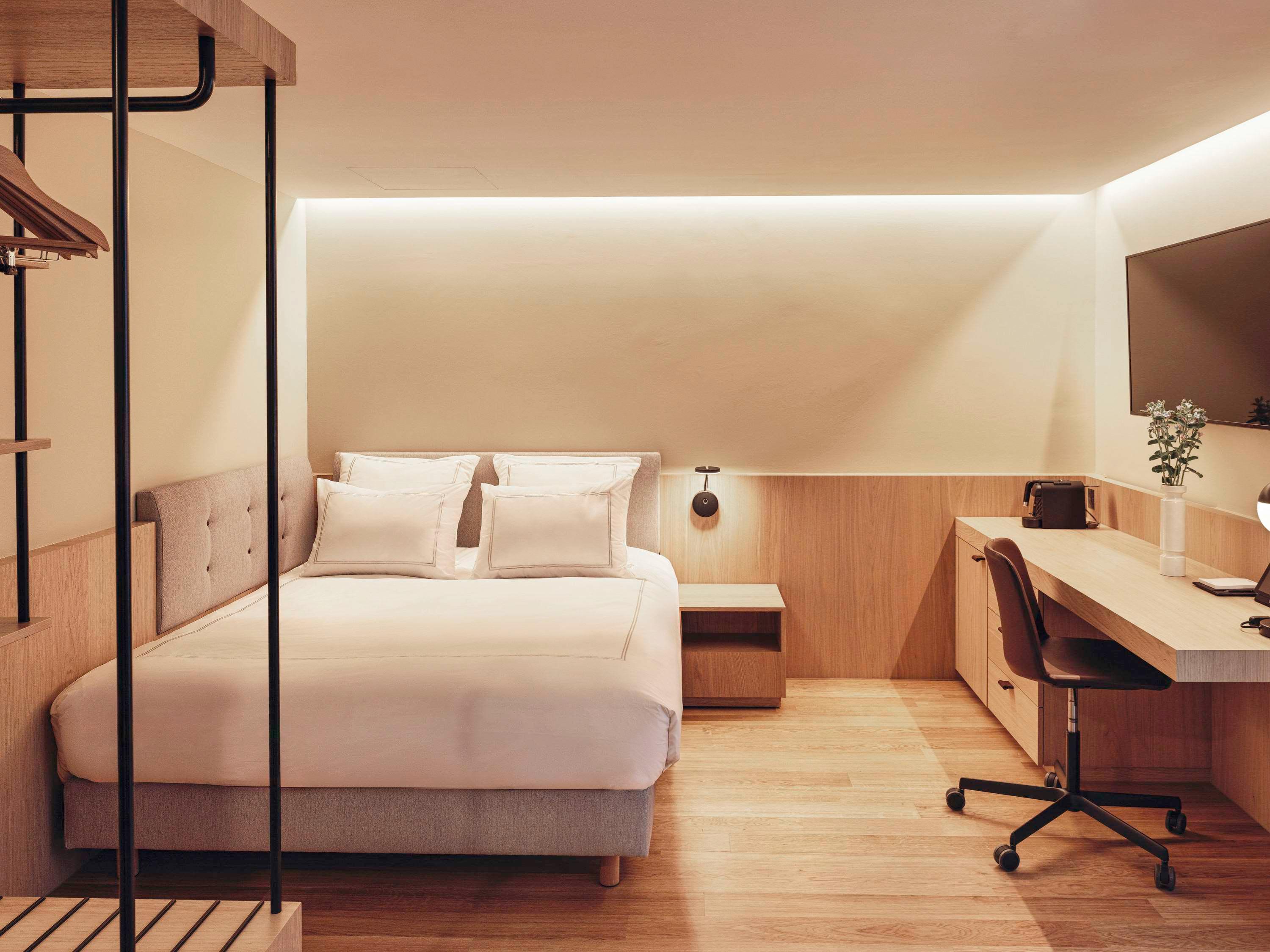 Double Classic Queen Bed